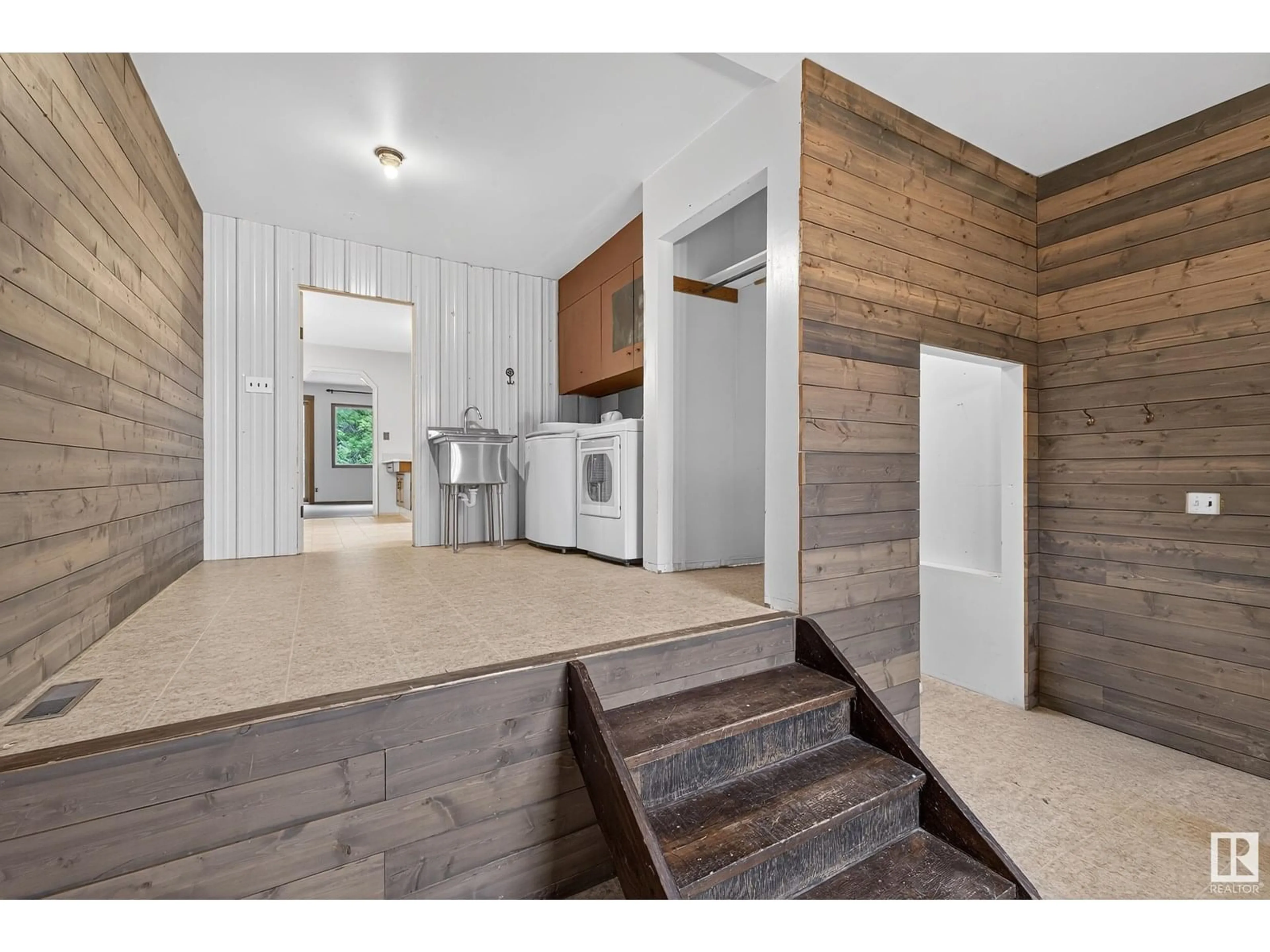 Indoor entryway for 58228 RANGE ROAD 30, Rural Barrhead County Alberta T7N0N2