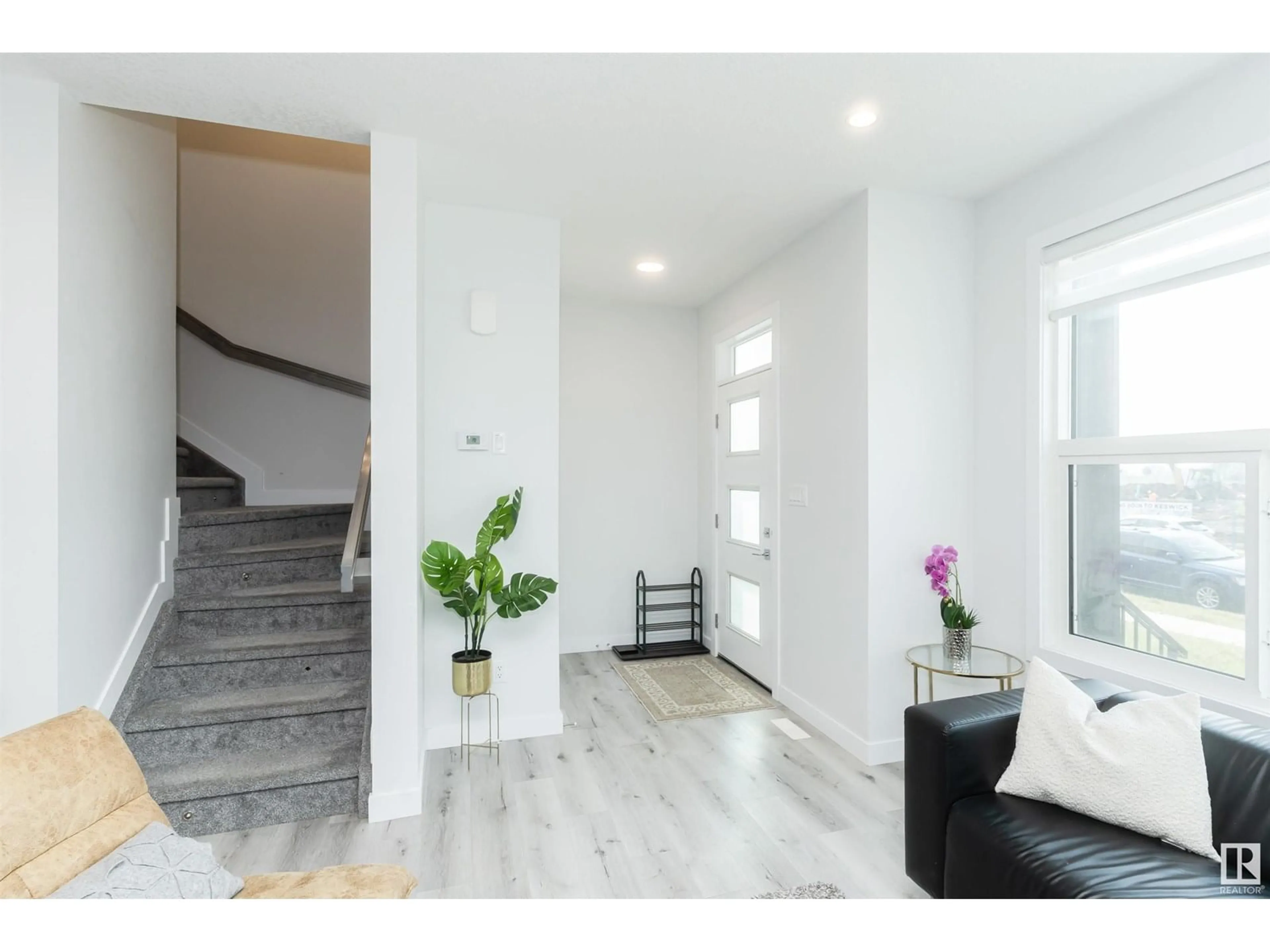 Indoor entryway for 8038 KIRIAK LINK, Edmonton Alberta T6W4V2