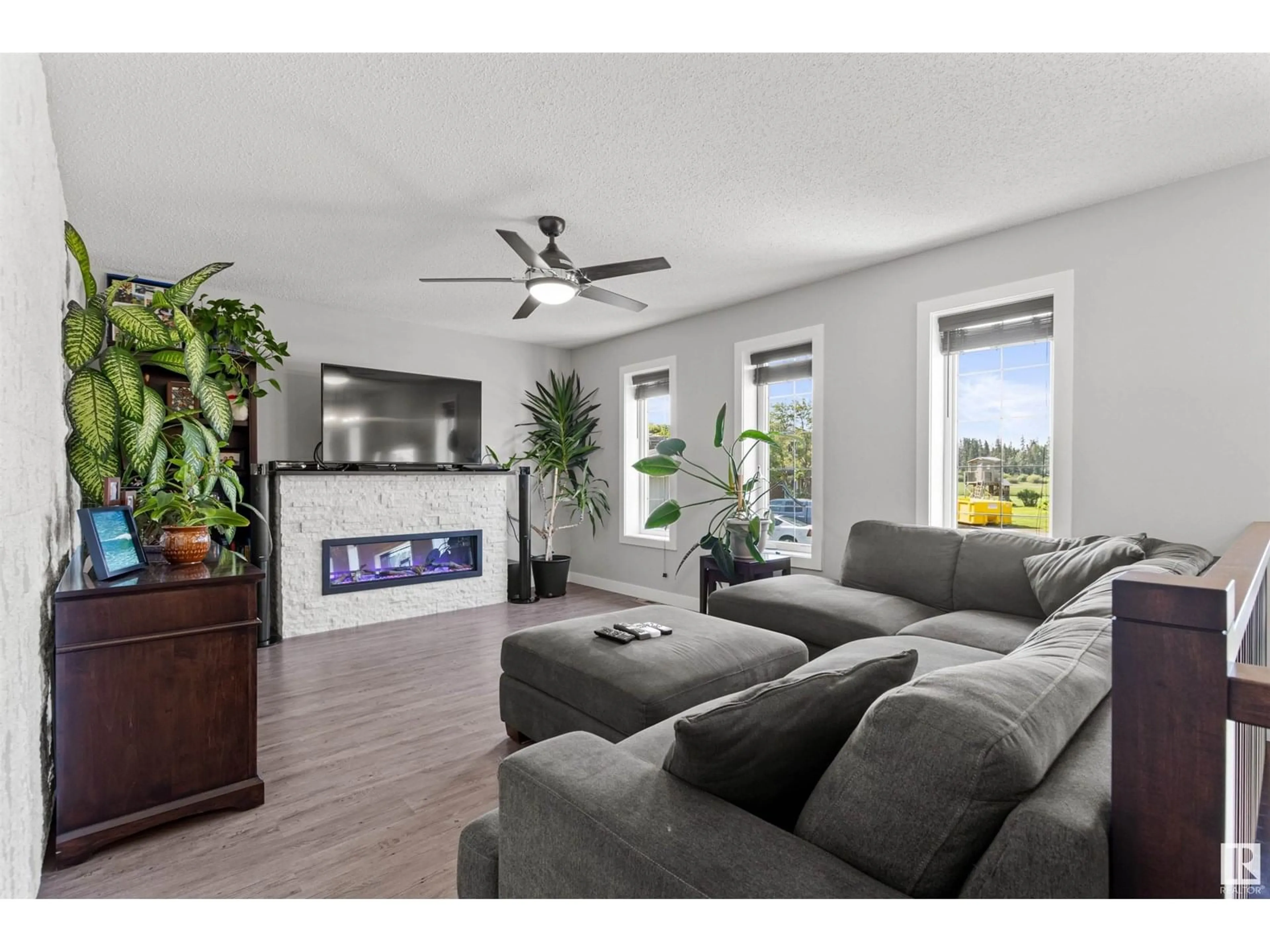 Living room with furniture, unknown for 63 GLENWOOD CR, Stony Plain Alberta T7Z1A4