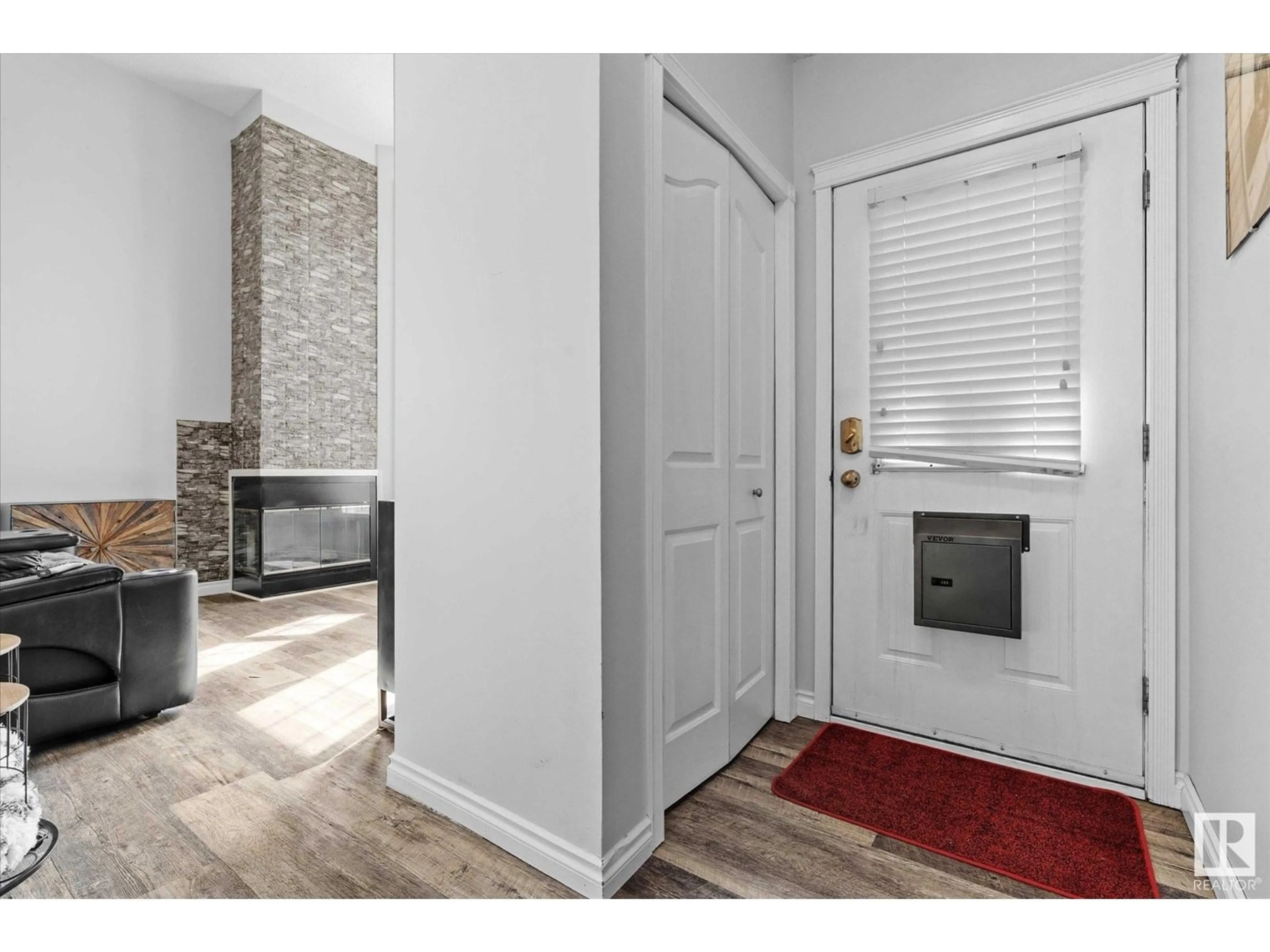 Indoor entryway for 10214 98 AV, Fort Saskatchewan Alberta T8L4E4
