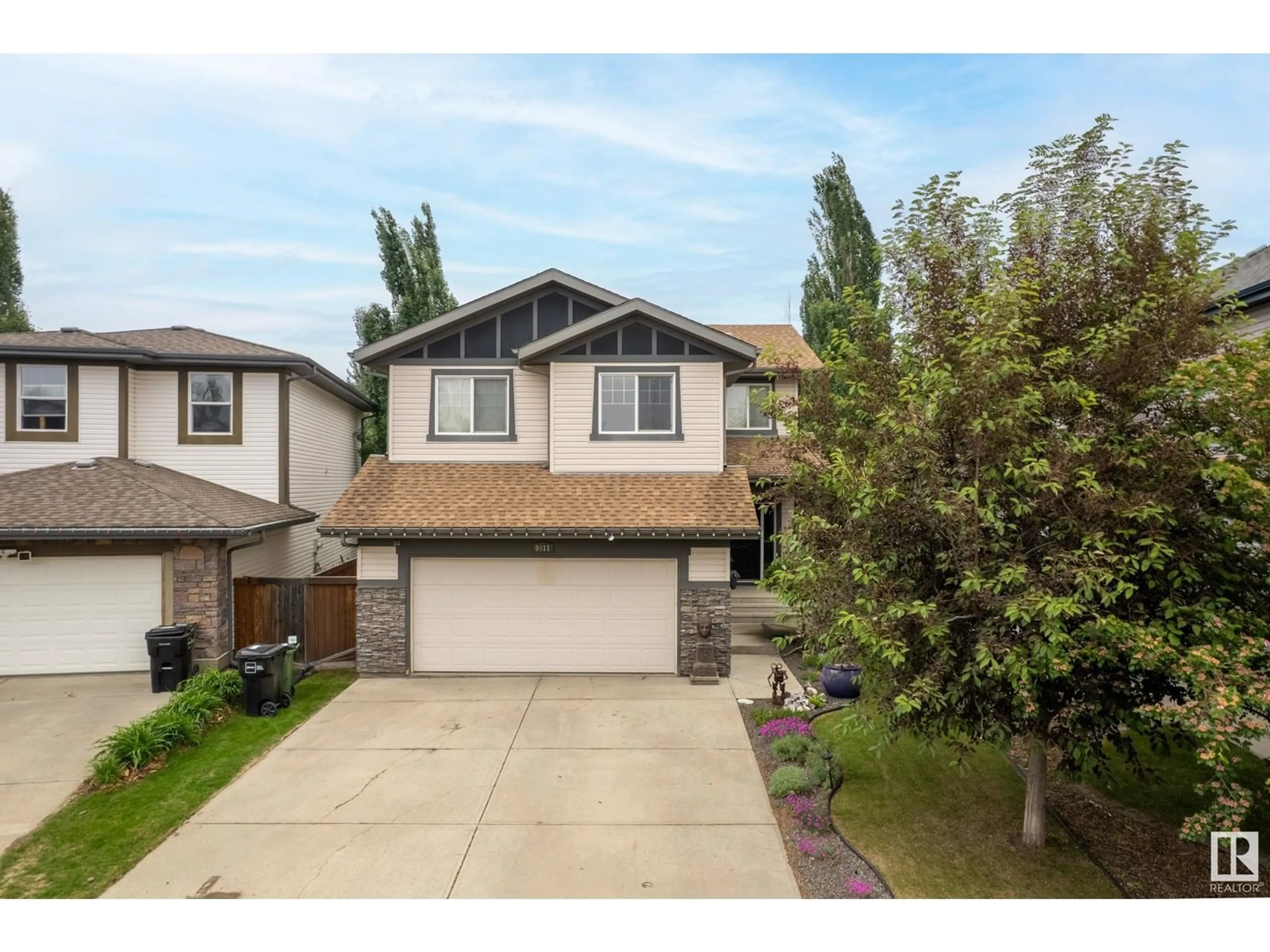 Home with vinyl exterior material, street for NW - 9511 220 ST, Edmonton Alberta T5T1N2