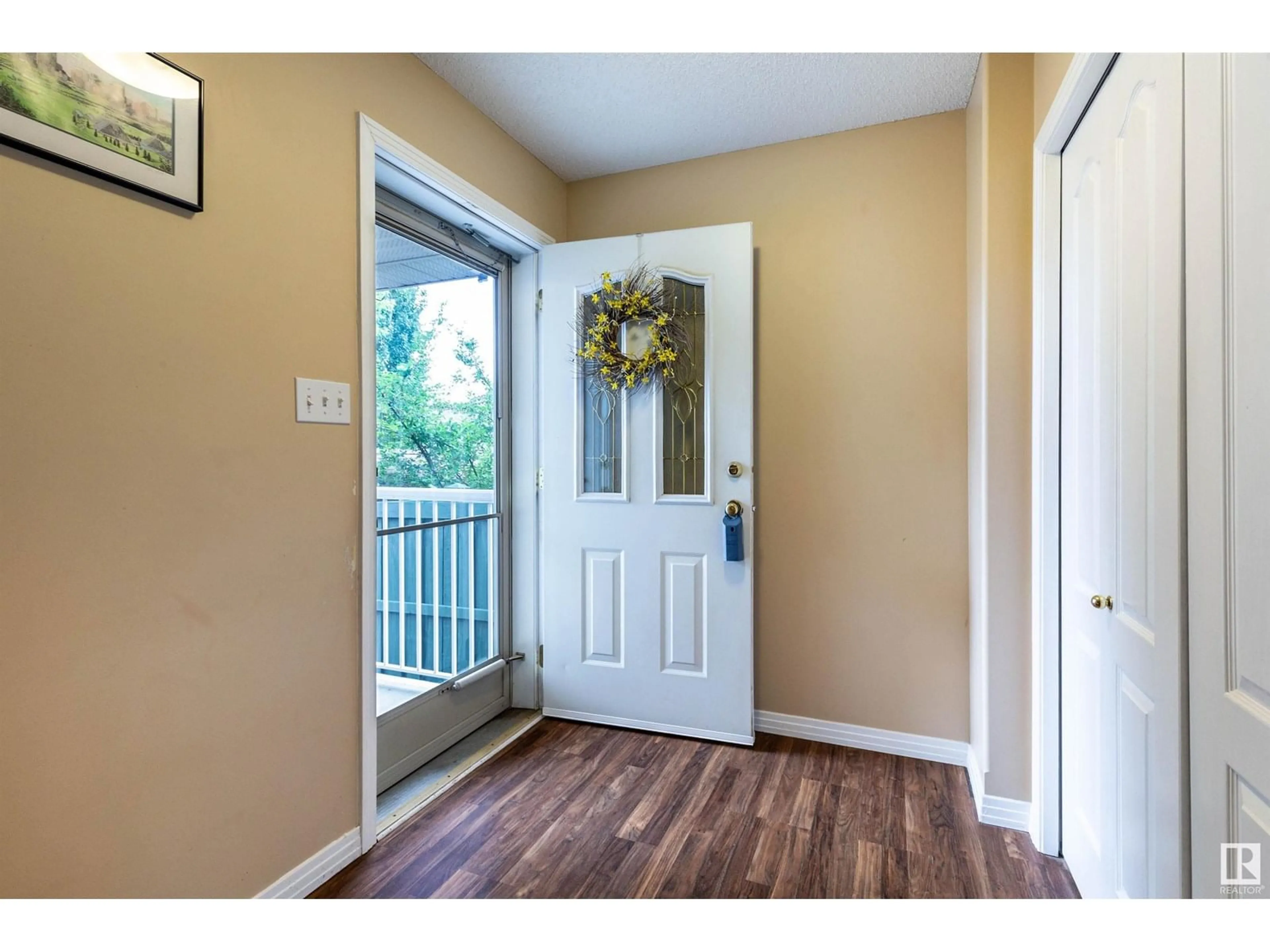 Indoor entryway for 2122 GARNETT PL, Edmonton Alberta T5T6R5