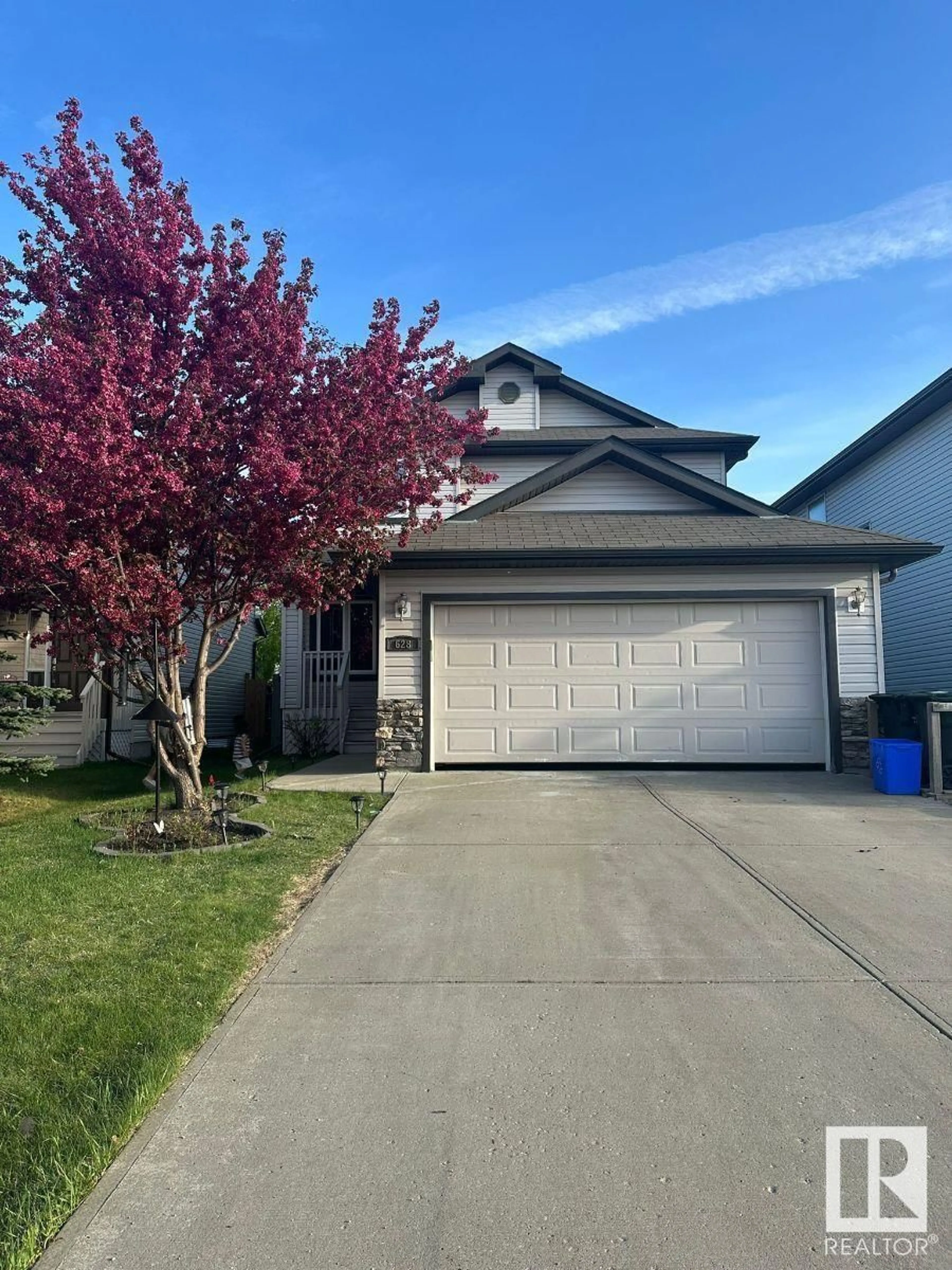 Home with vinyl exterior material, street for 628 FOXTAIL LN, Sherwood Park Alberta T8A4P2