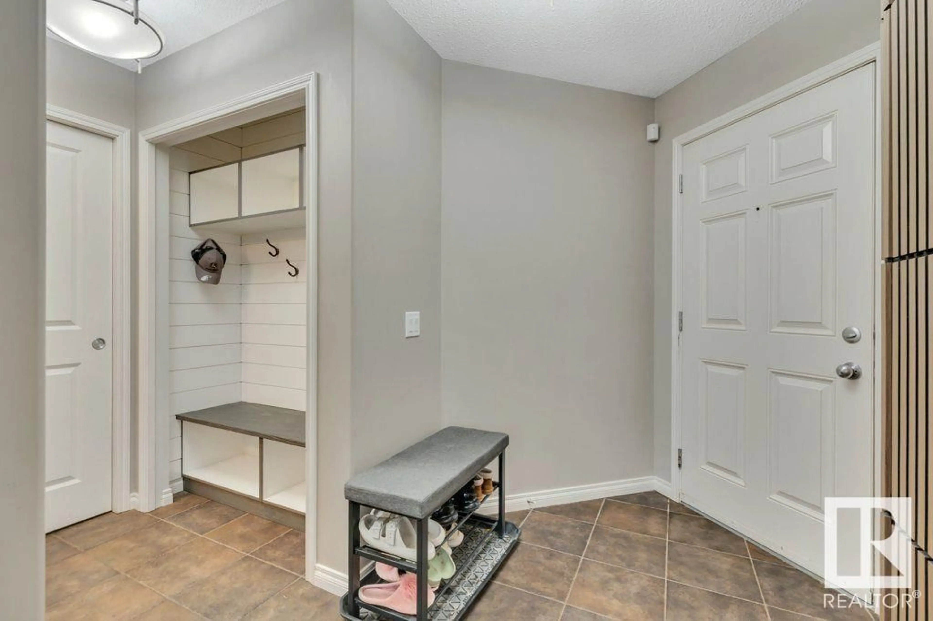 Indoor entryway for 628 FOXTAIL LN, Sherwood Park Alberta T8A4P2