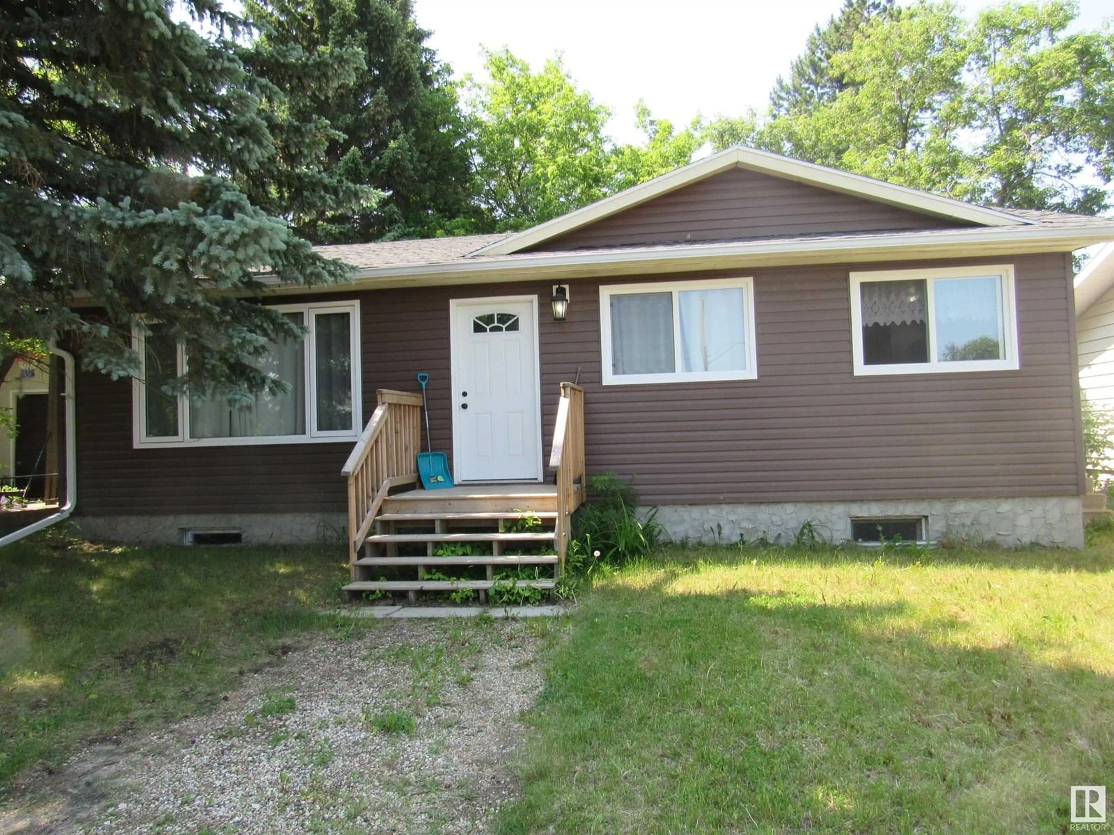 Home with vinyl exterior material, street for 4751 47 ST, Onoway Alberta T0E1V0