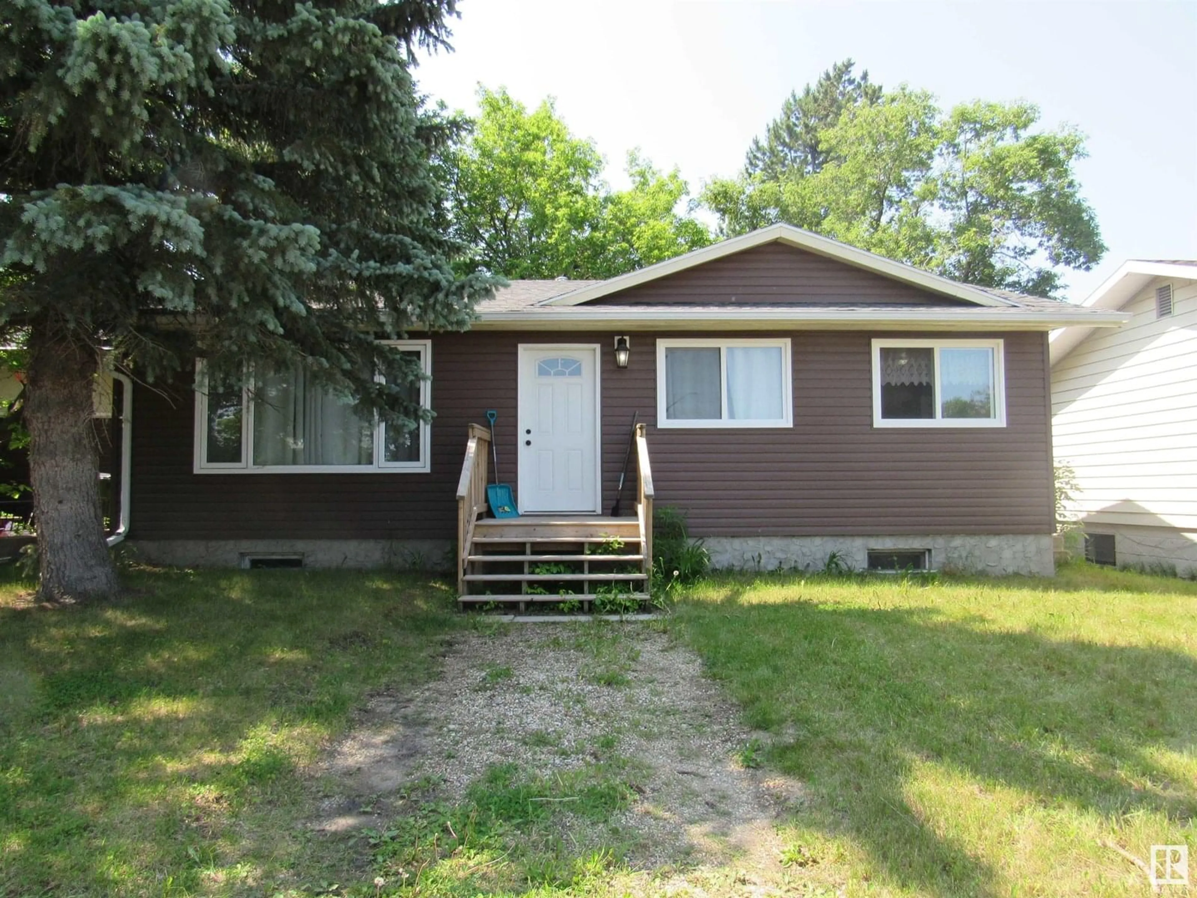 Home with vinyl exterior material, street for 4751 47 ST, Onoway Alberta T0E1V0
