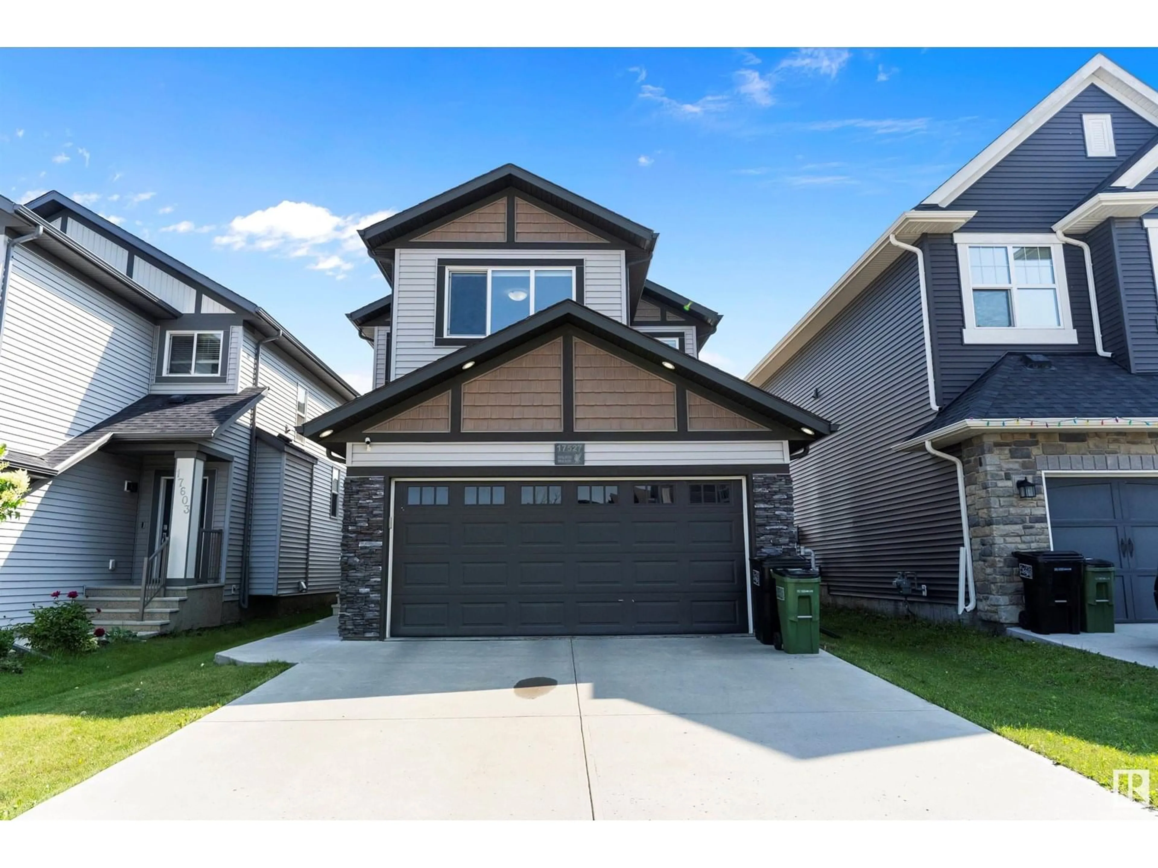 Home with vinyl exterior material, street for NW - 17527 77 ST, Edmonton Alberta T5Z0P3