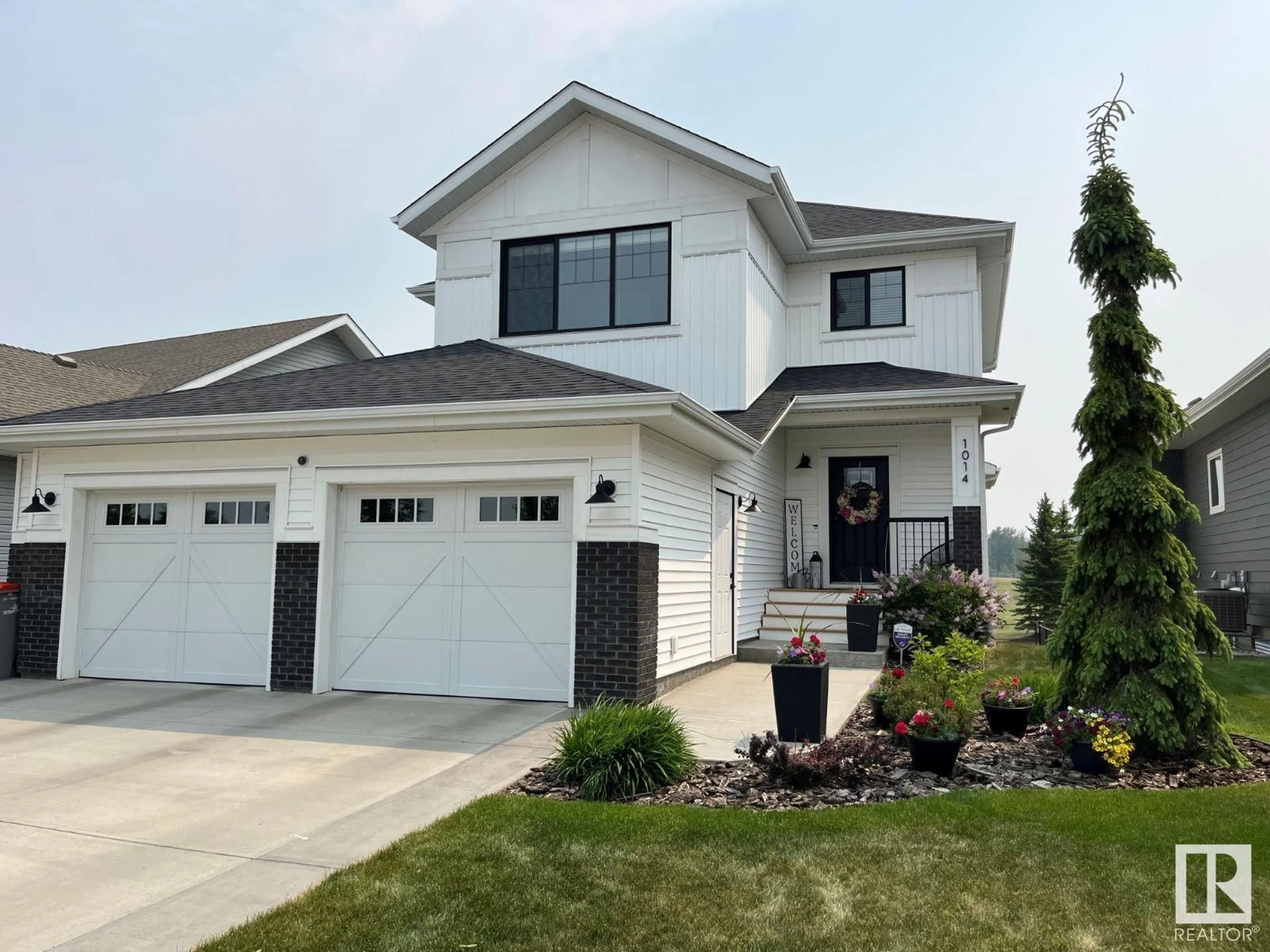 Home with vinyl exterior material, street for 1014 GENESIS LAKE BV, Stony Plain Alberta T7Z0G3