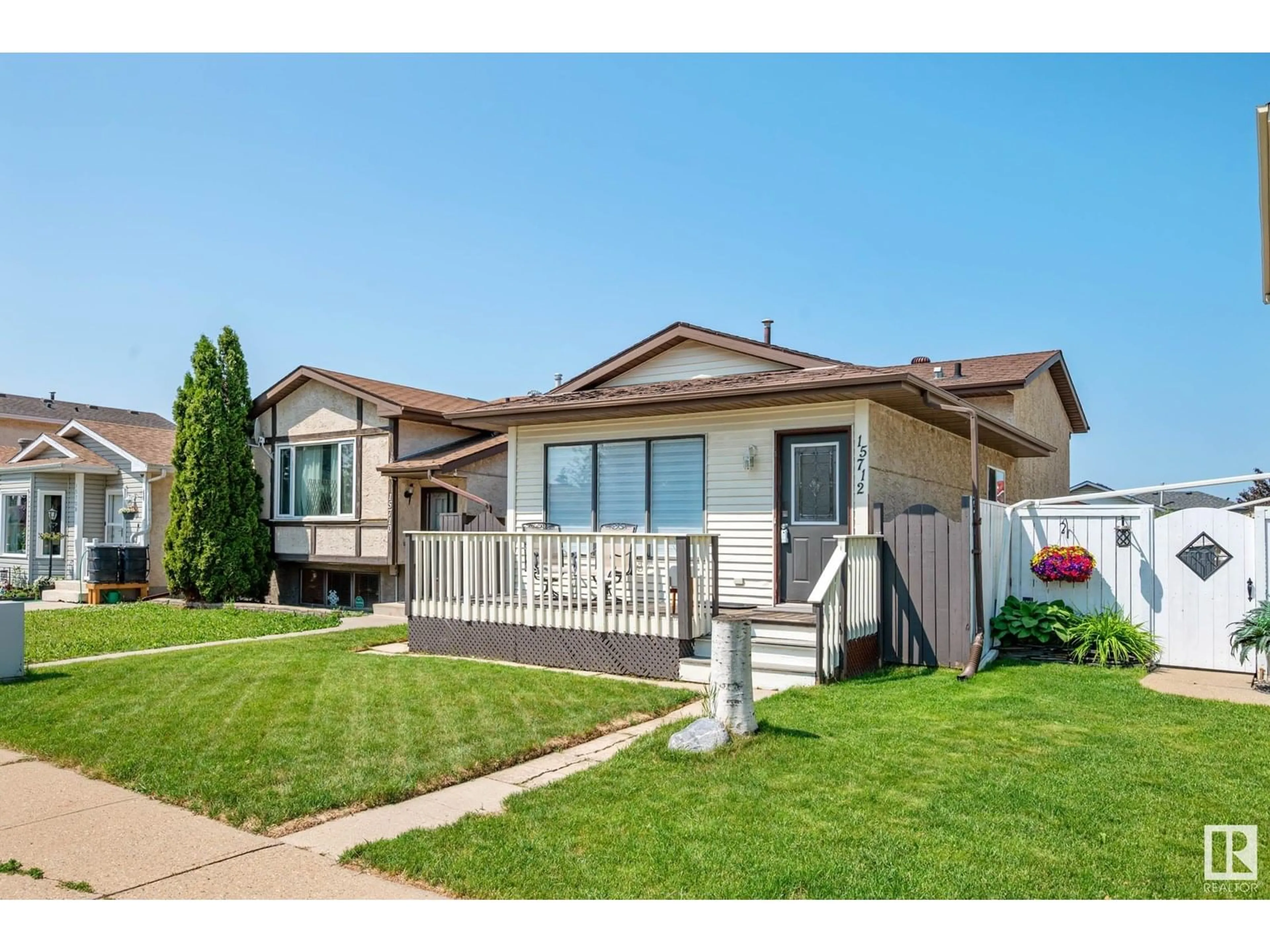 Home with vinyl exterior material, street for NW - 15712 84 ST, Edmonton Alberta T5Z2P2