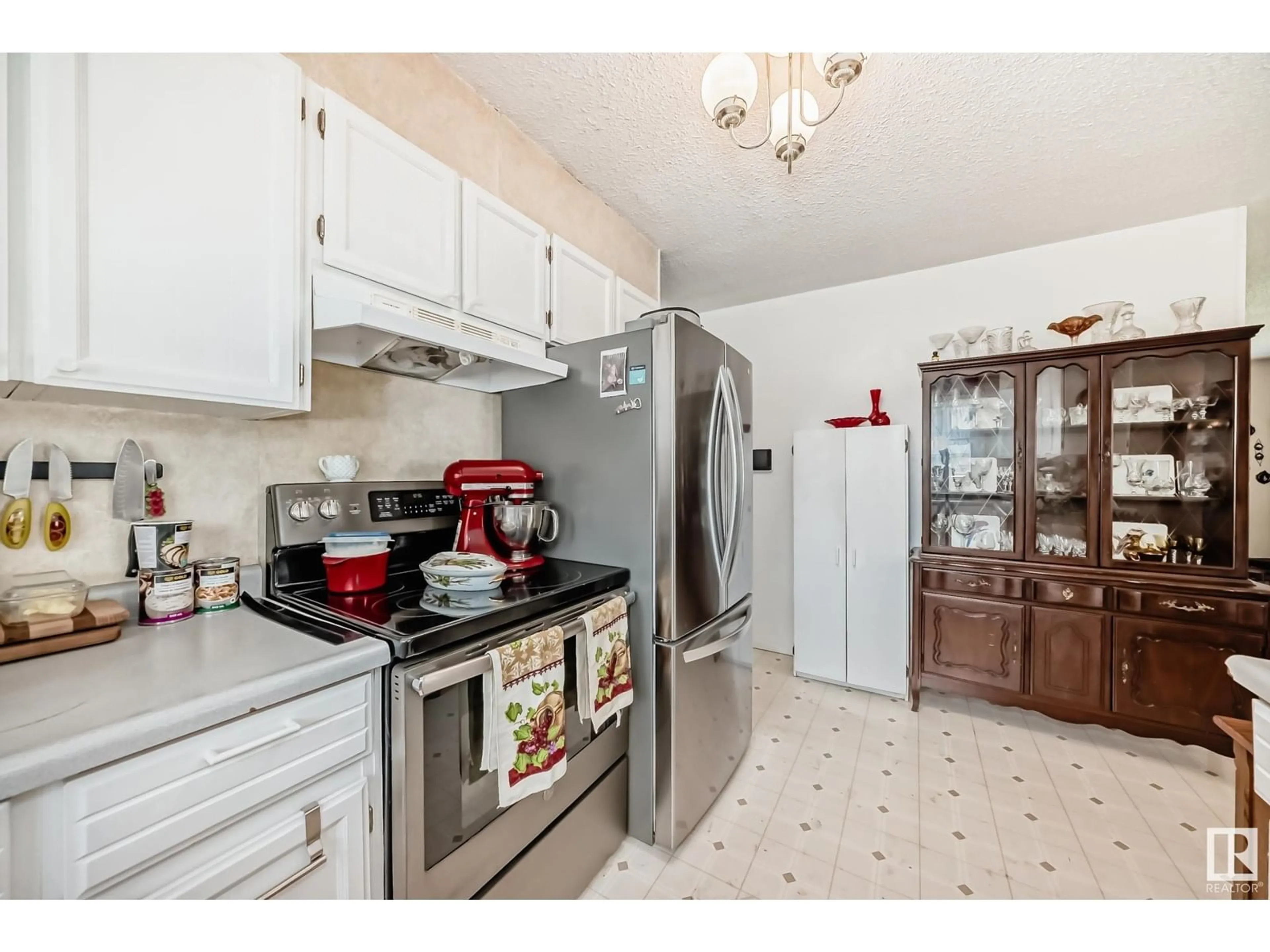 Standard kitchen, ceramic/tile floor for NW - 1025 82 ST, Edmonton Alberta T6K1X5
