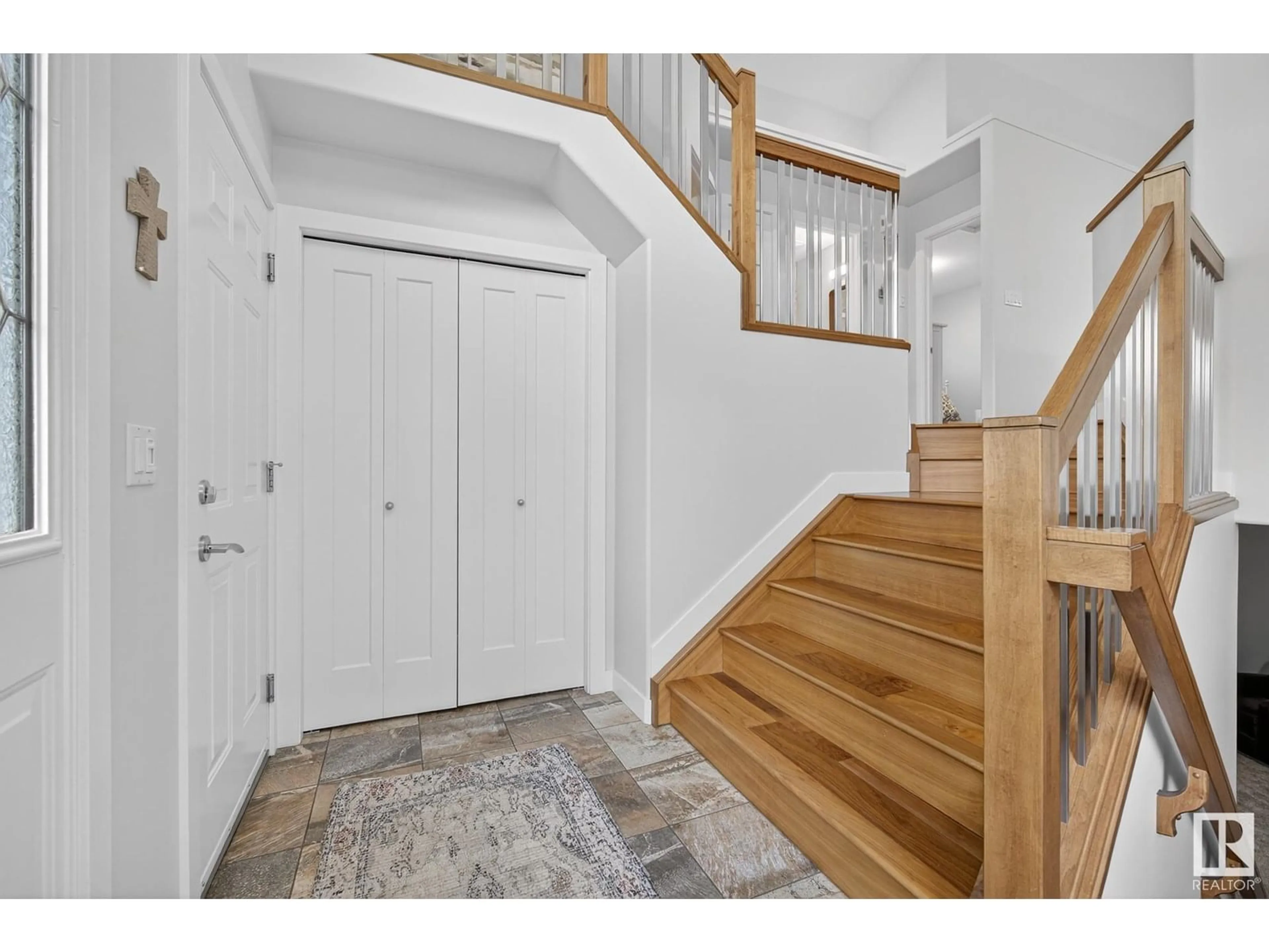 Indoor entryway for 331 FOXHAVEN BA, Sherwood Park Alberta T8A6L1