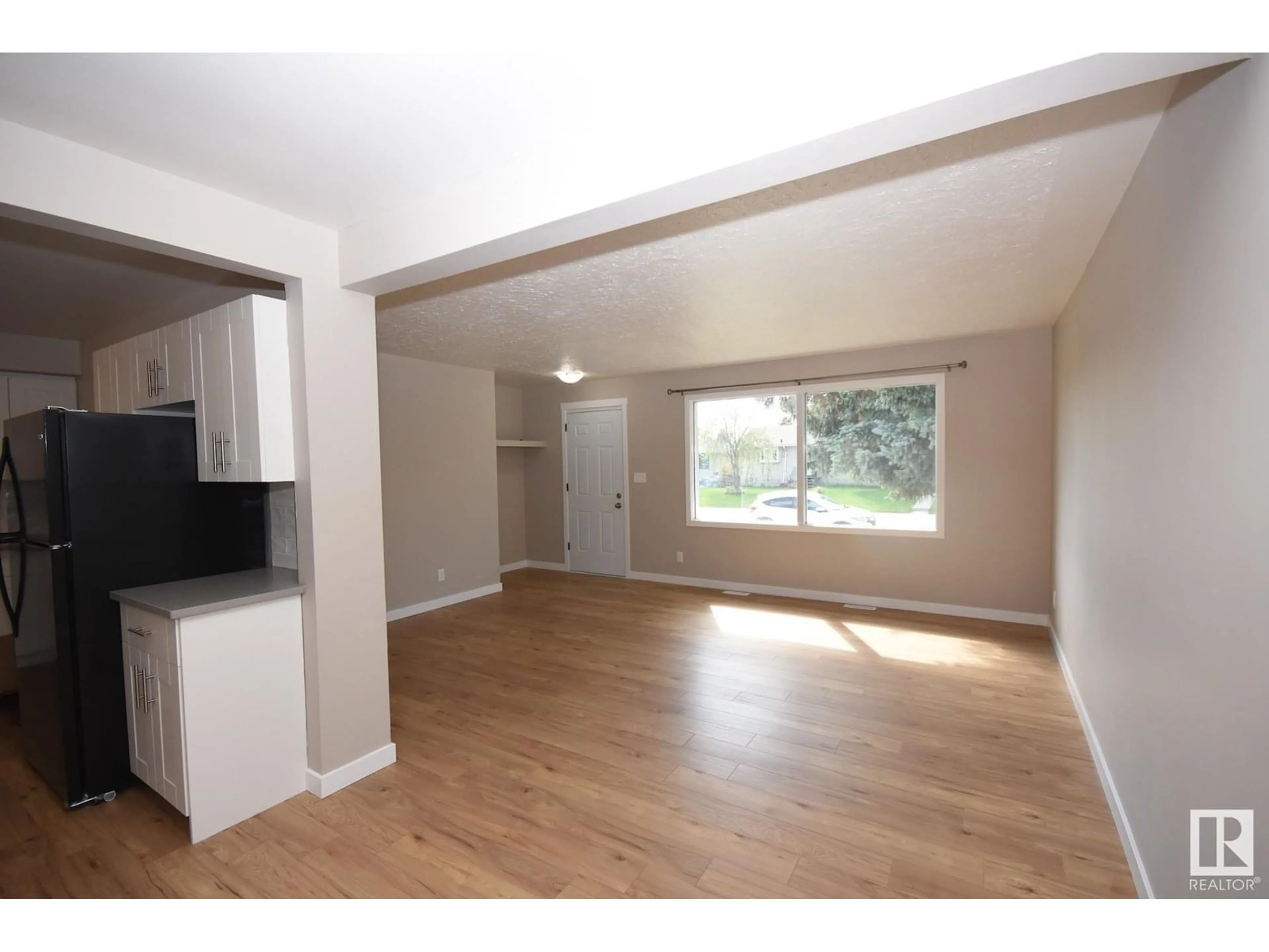 A pic of a room for 13331 131 ST, Edmonton Alberta T5L1N8