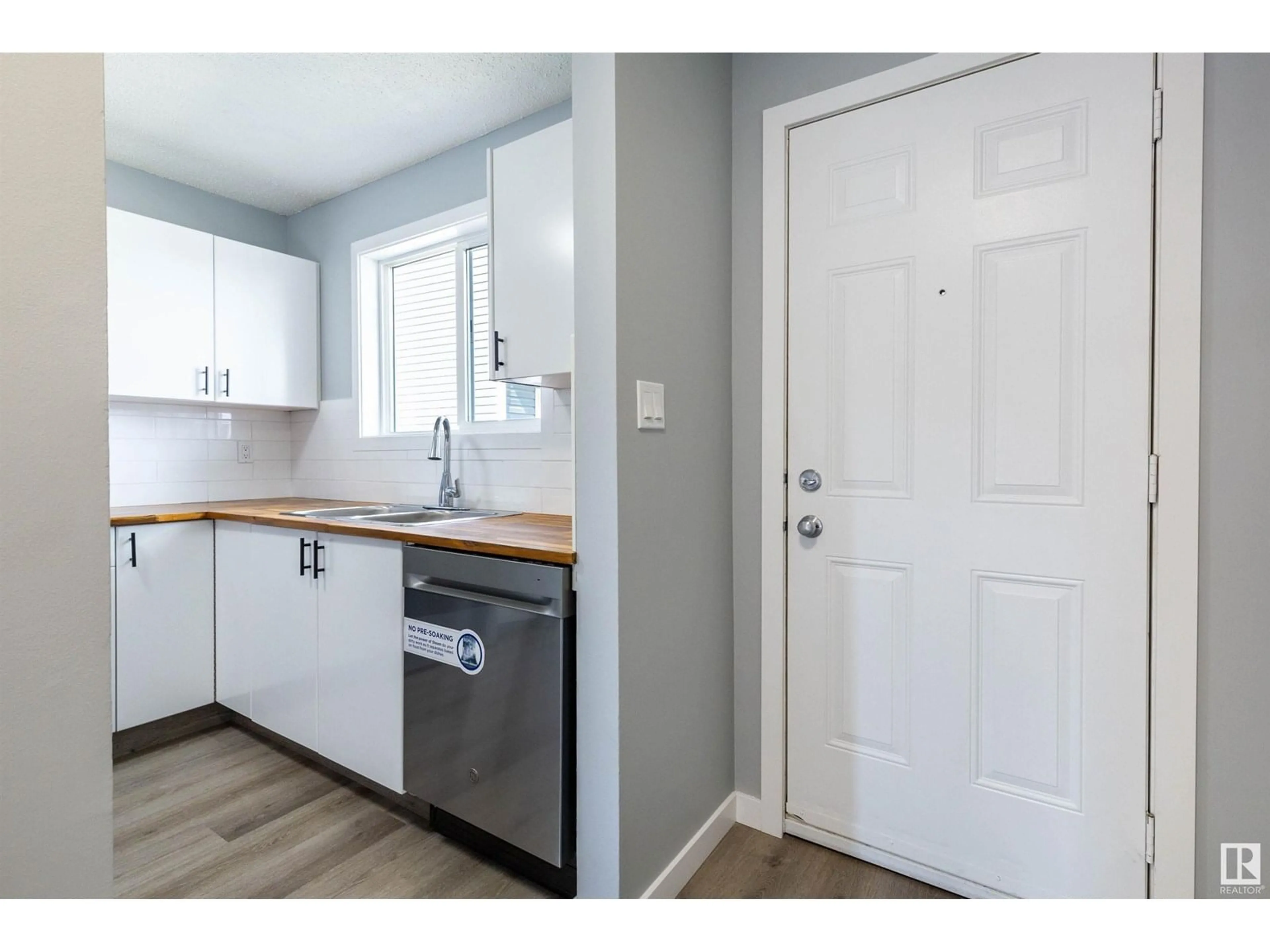 Standard kitchen, unknown for 545 DUNLUCE RD, Edmonton Alberta T5X4P4