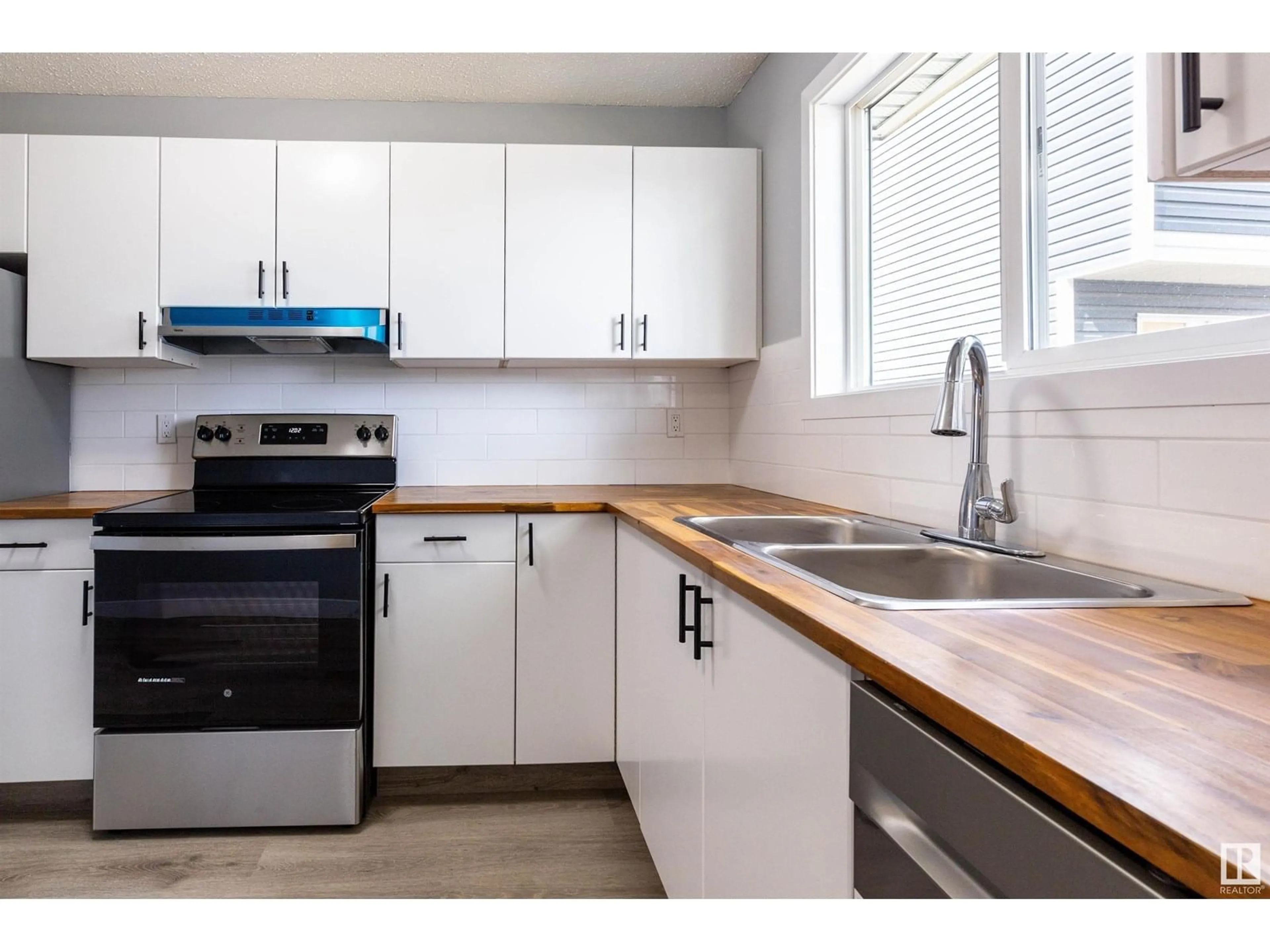 Standard kitchen, wood/laminate floor for 545 DUNLUCE RD, Edmonton Alberta T5X4P4
