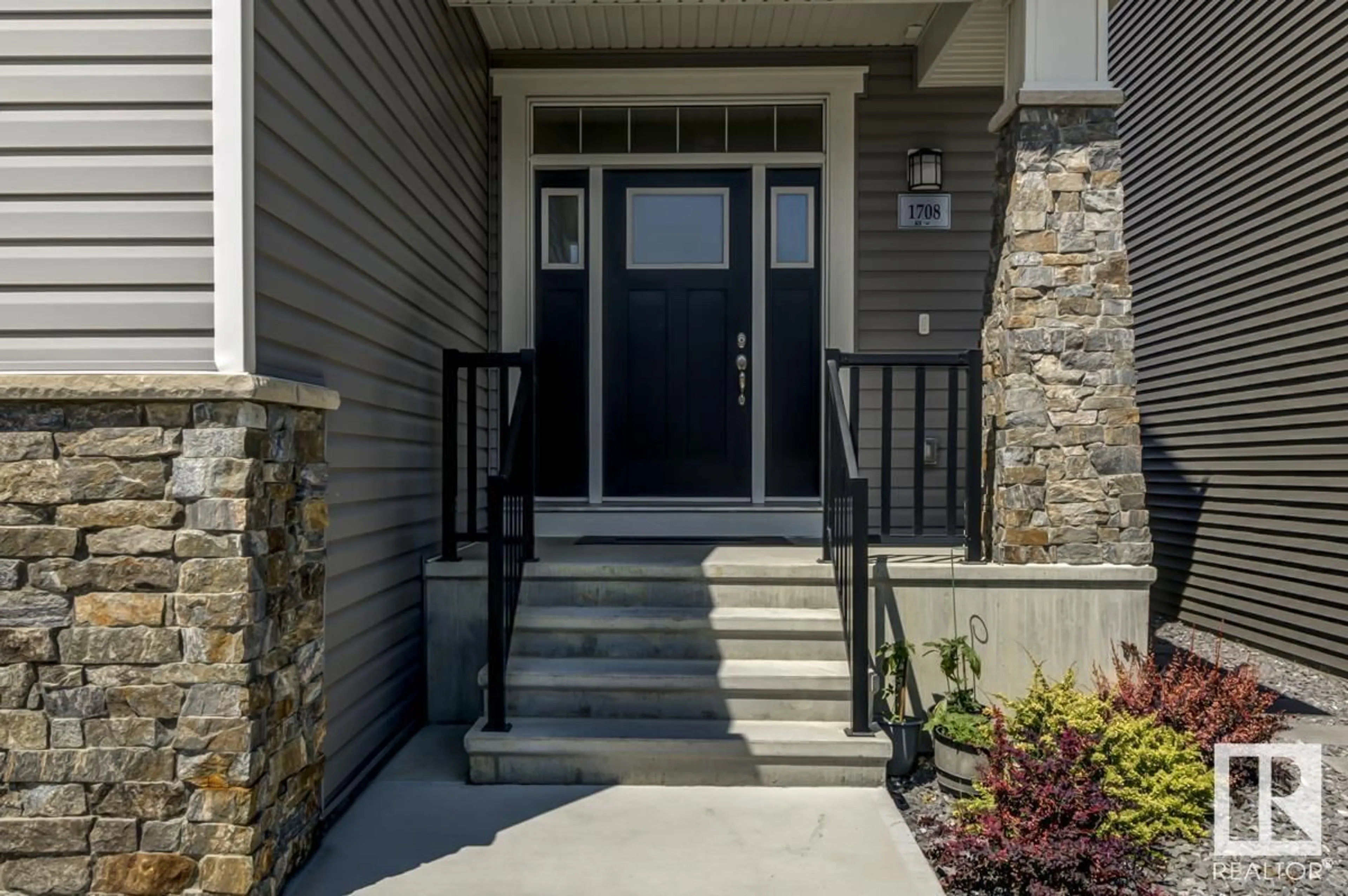 Indoor entryway for NW - 1708 201 ST, Edmonton Alberta T6M0Y1