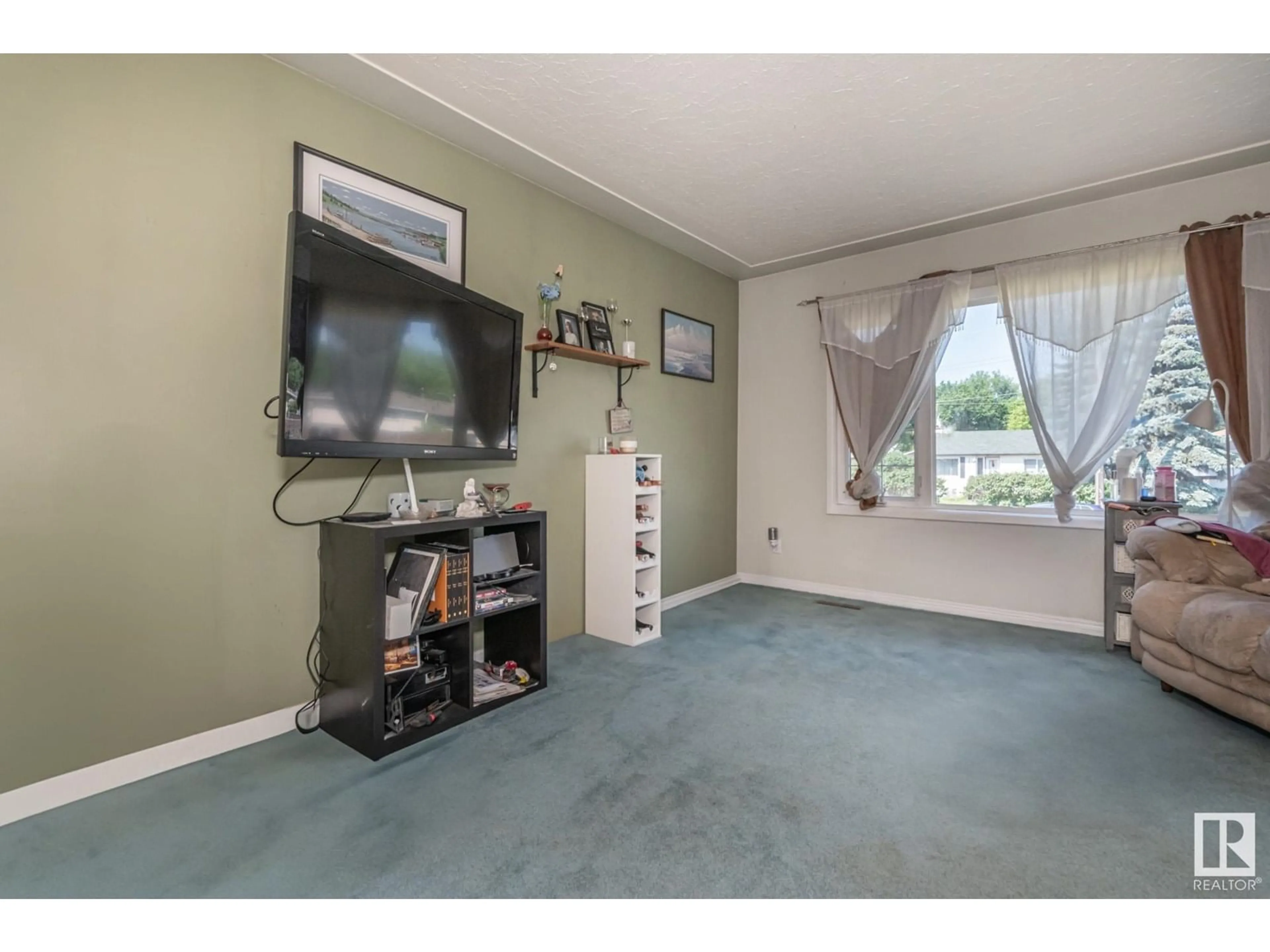 A pic of a room for NW - 11933 50 ST, Edmonton Alberta T5W3C1