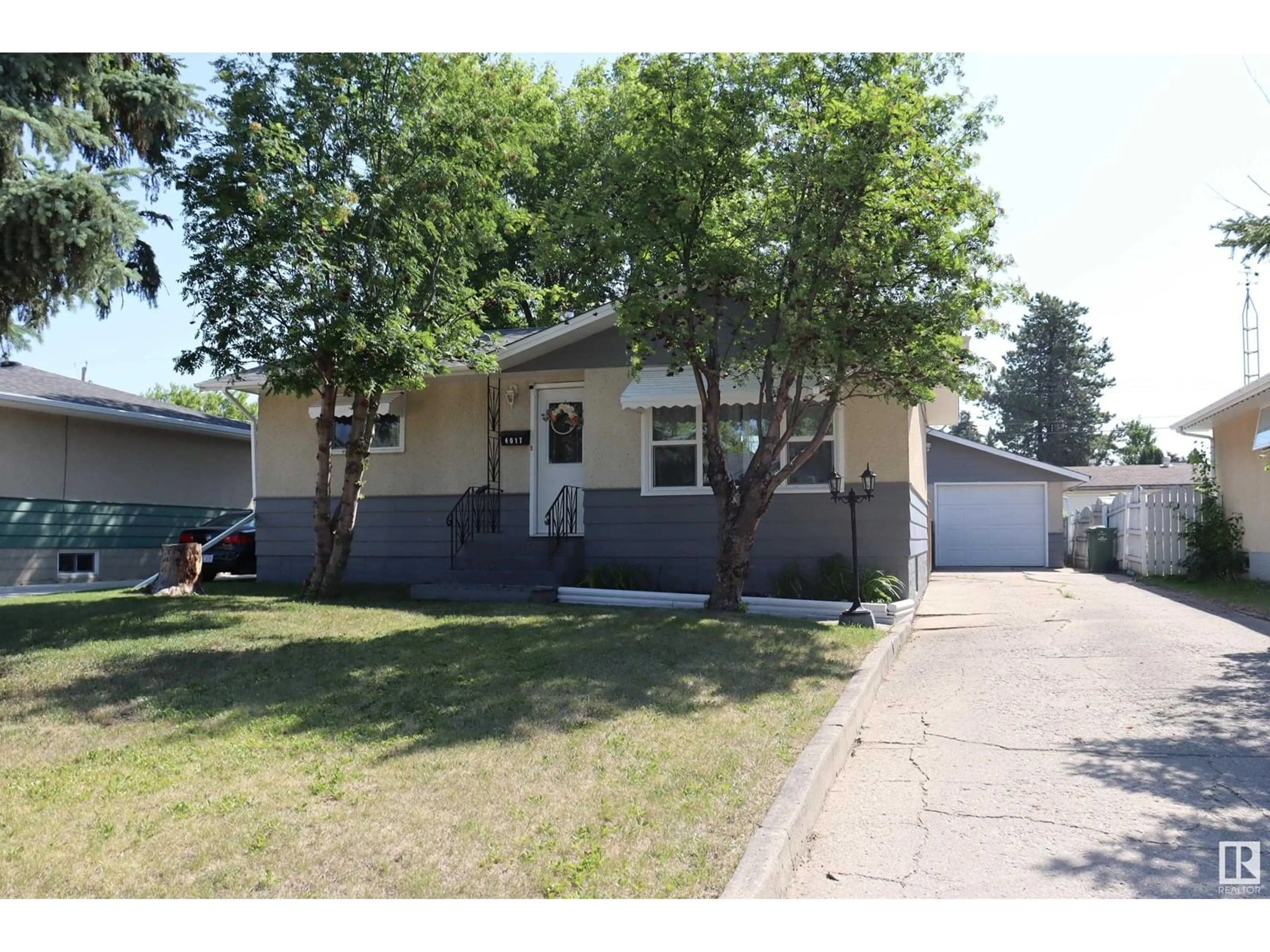 Home with vinyl exterior material, street for 4017 52 ST, Wetaskiwin Alberta T9A1N1