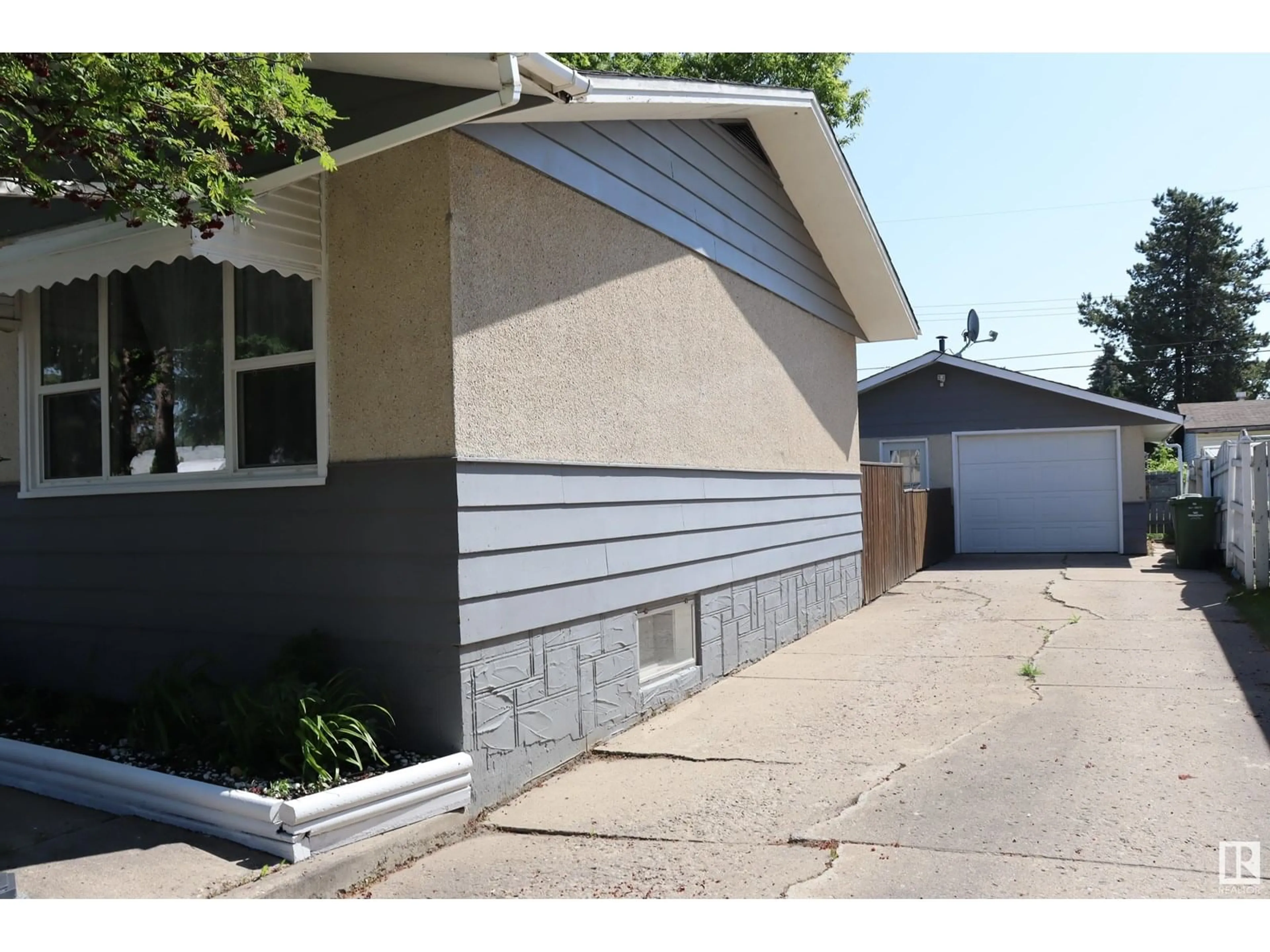 Home with vinyl exterior material, street for 4017 52 ST, Wetaskiwin Alberta T9A1N1