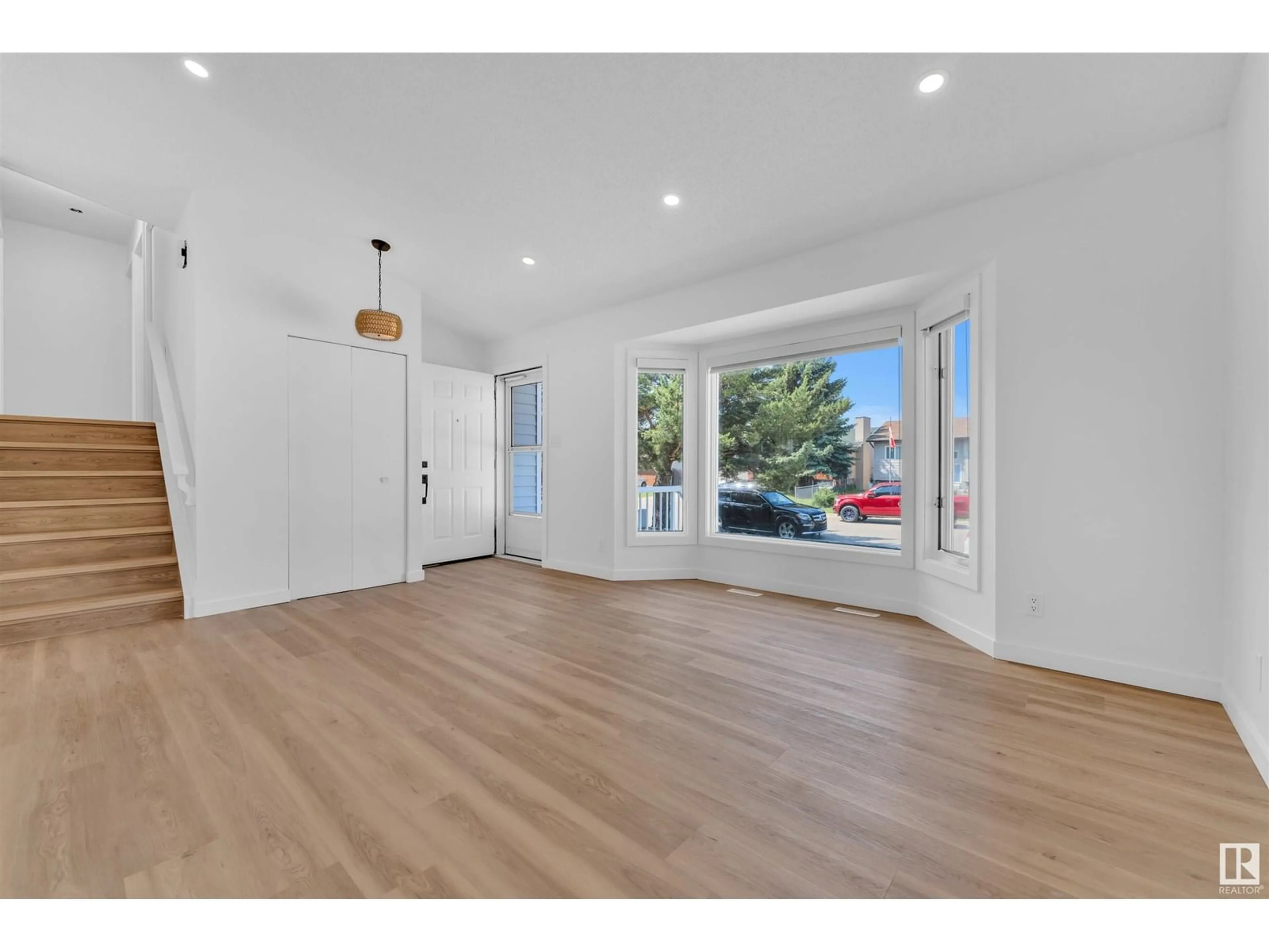 Indoor entryway for 4912 31 AV, Edmonton Alberta T6L5H6
