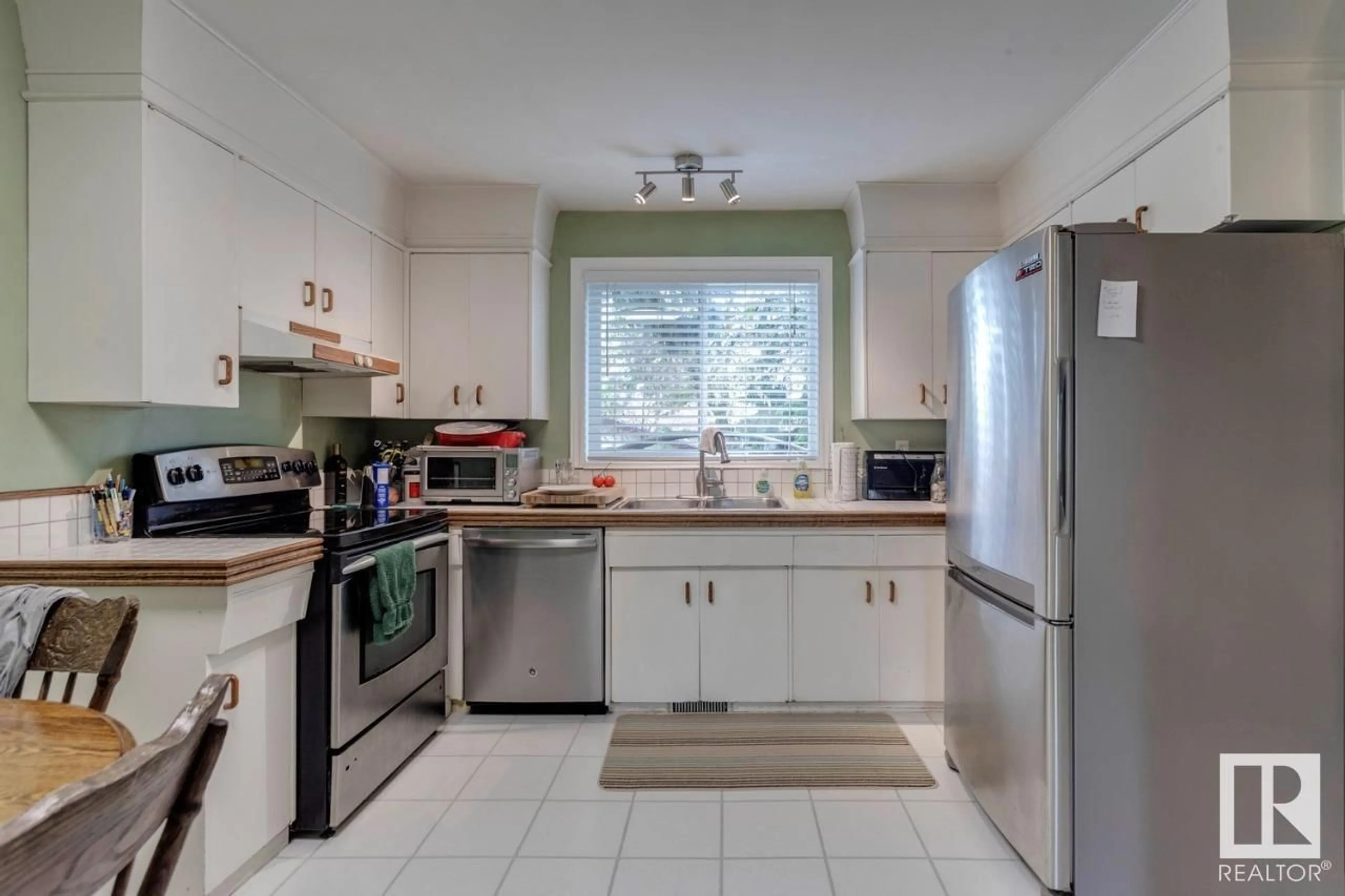 Standard kitchen, ceramic/tile floor for 4 MILBURN CR, St. Albert Alberta T8N1X8