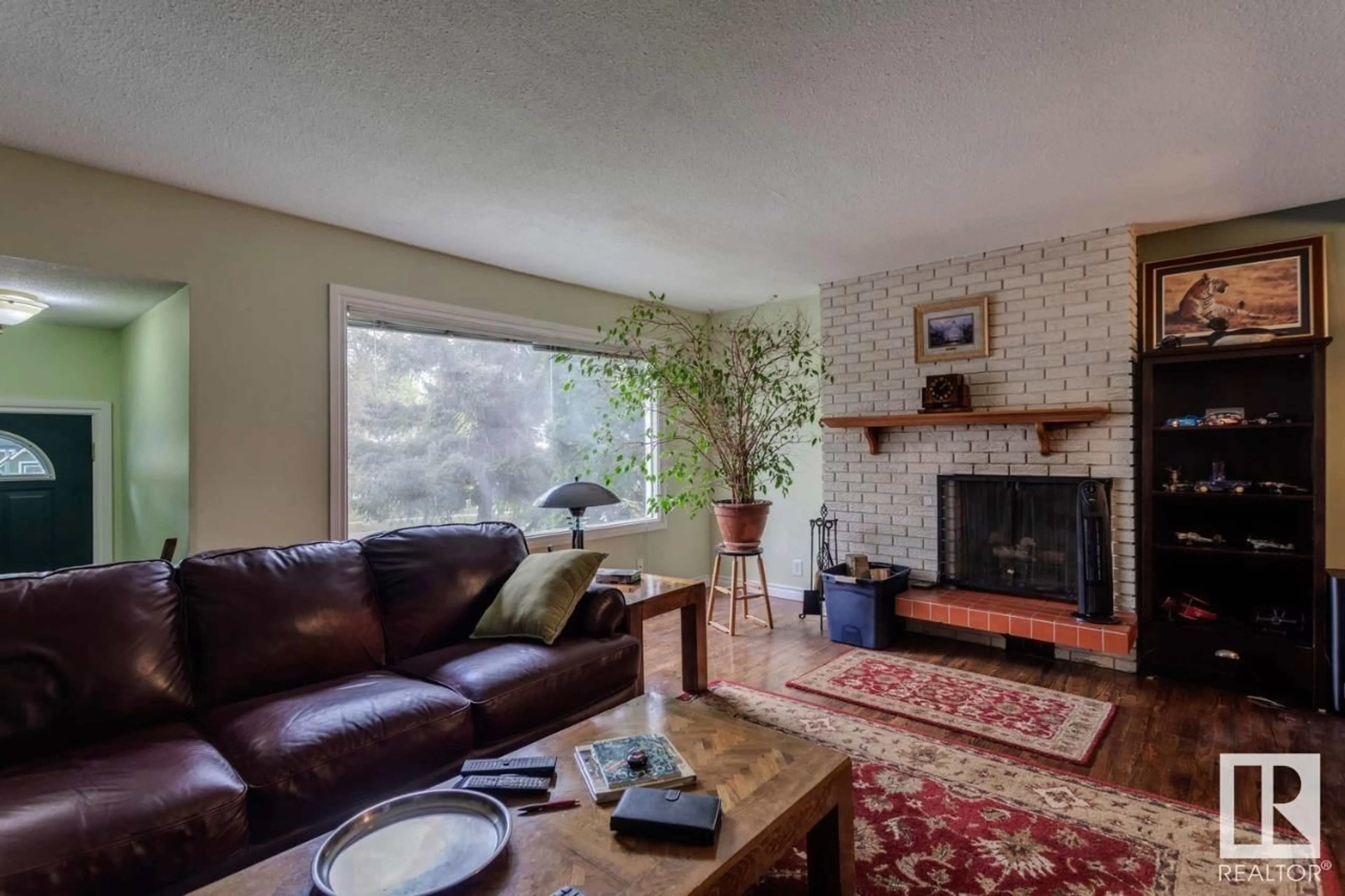 Living room with furniture, unknown for 4 MILBURN CR, St. Albert Alberta T8N1X8
