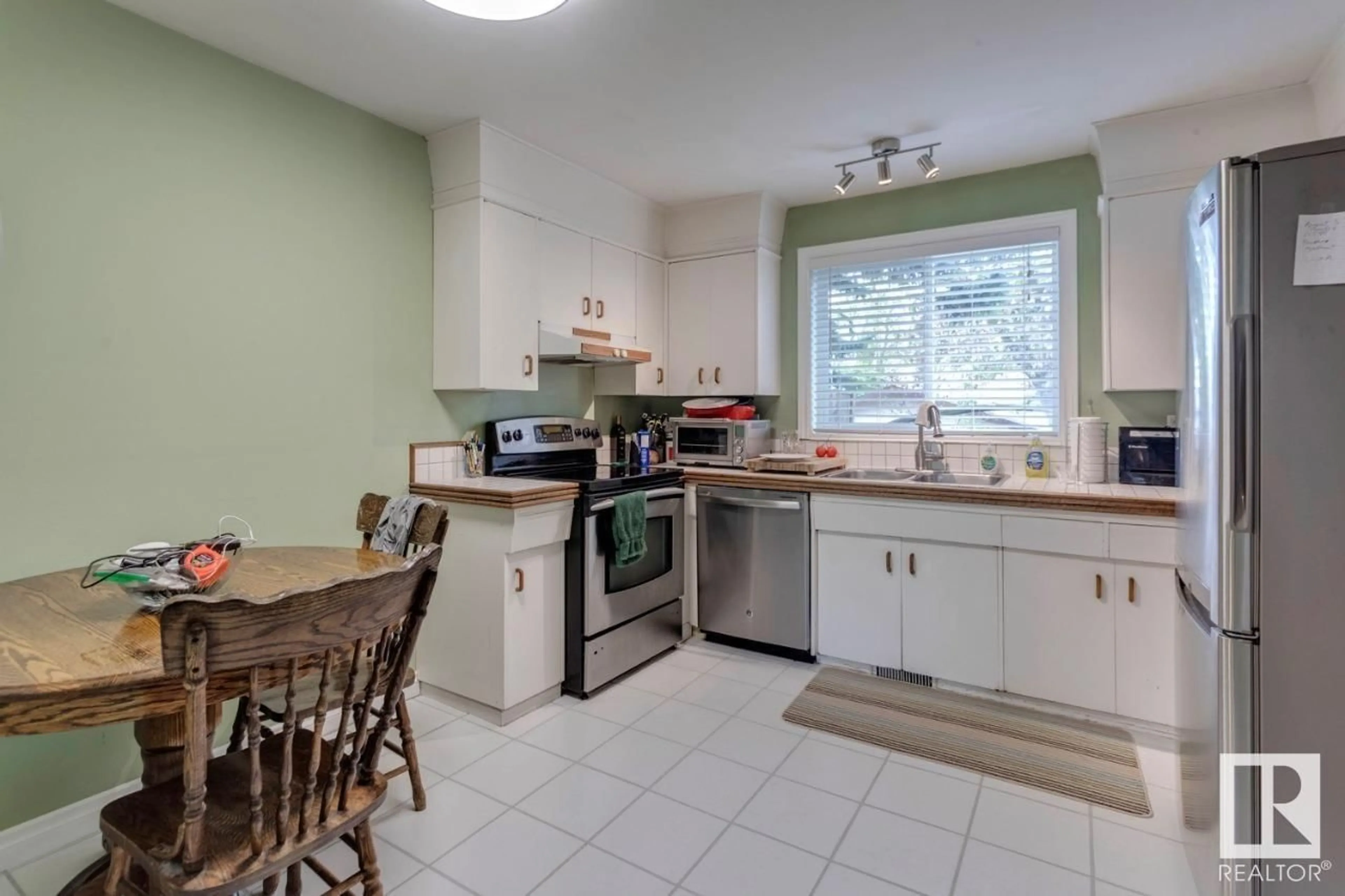 Standard kitchen, ceramic/tile floor for 4 MILBURN CR, St. Albert Alberta T8N1X8
