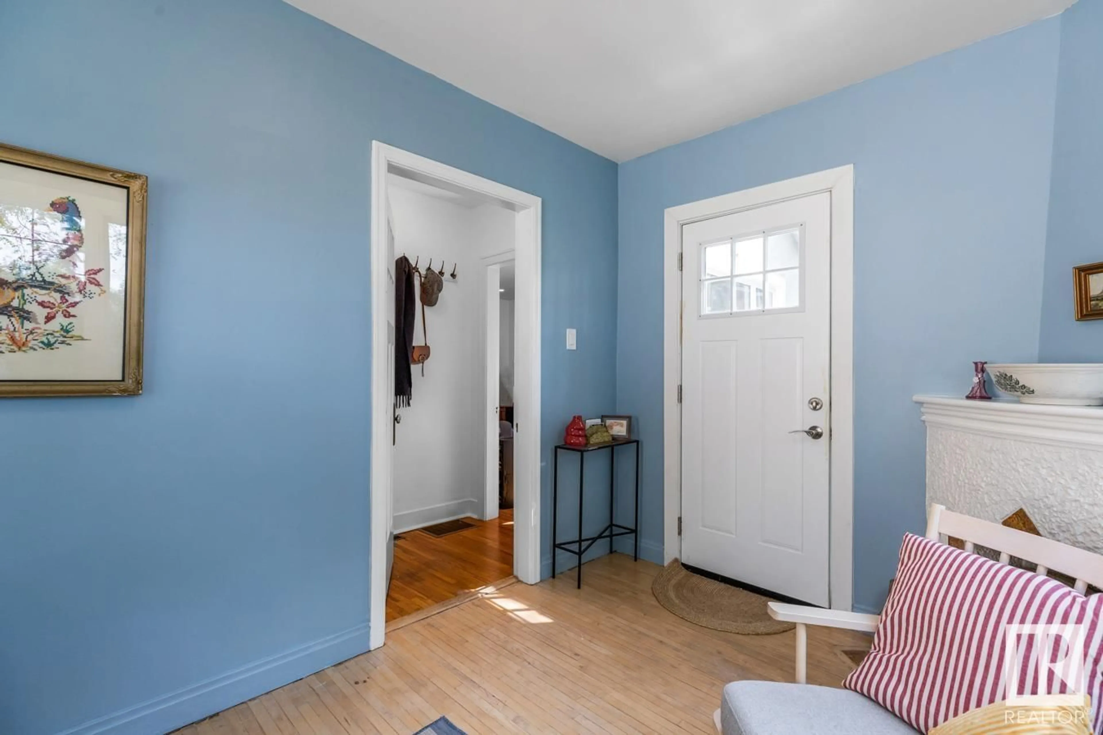 Indoor entryway for 9720 83 AV, Edmonton Alberta T6E2B5