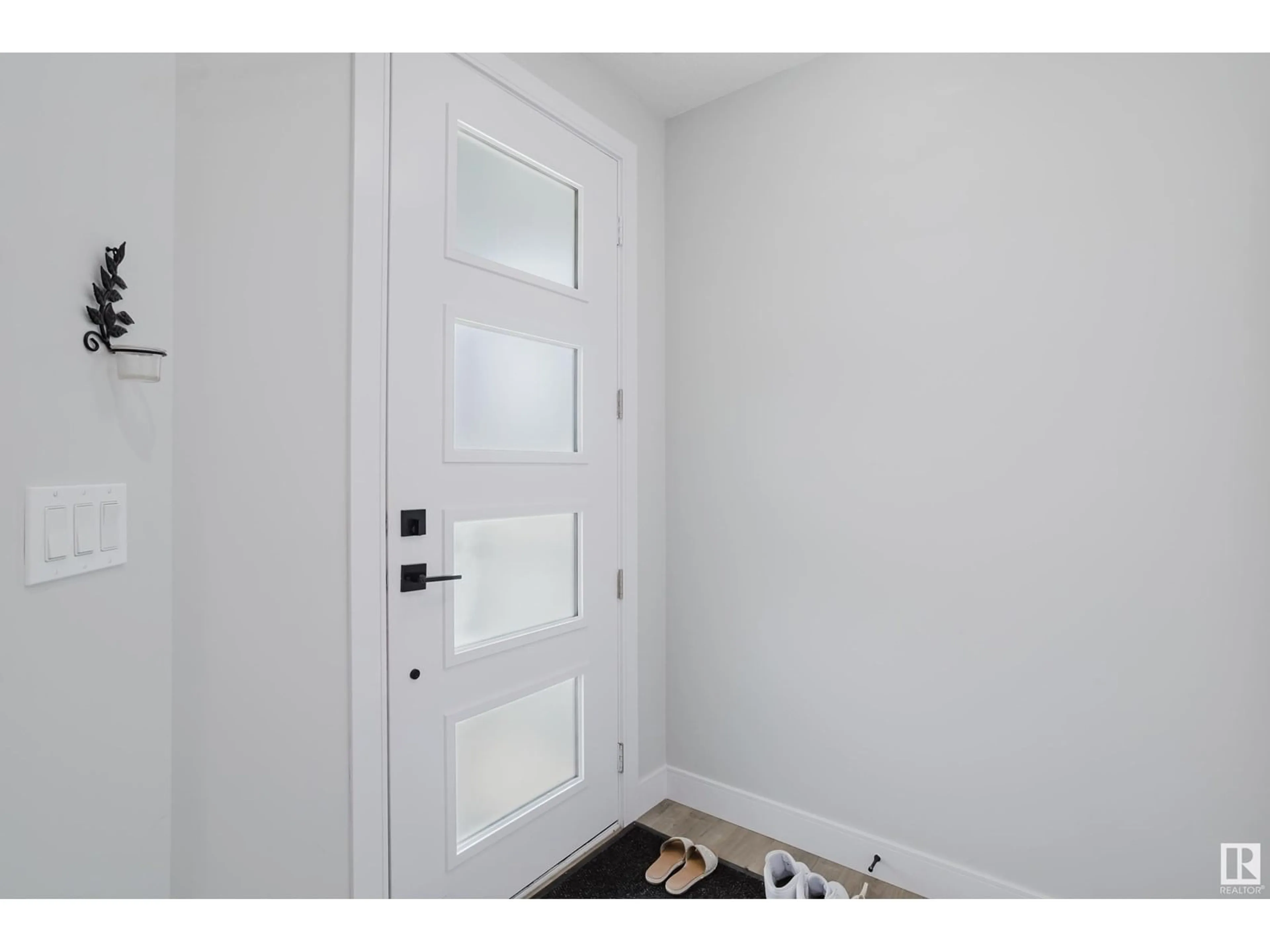 Indoor entryway for 17328 68 ST, Edmonton Alberta T5Z0W4
