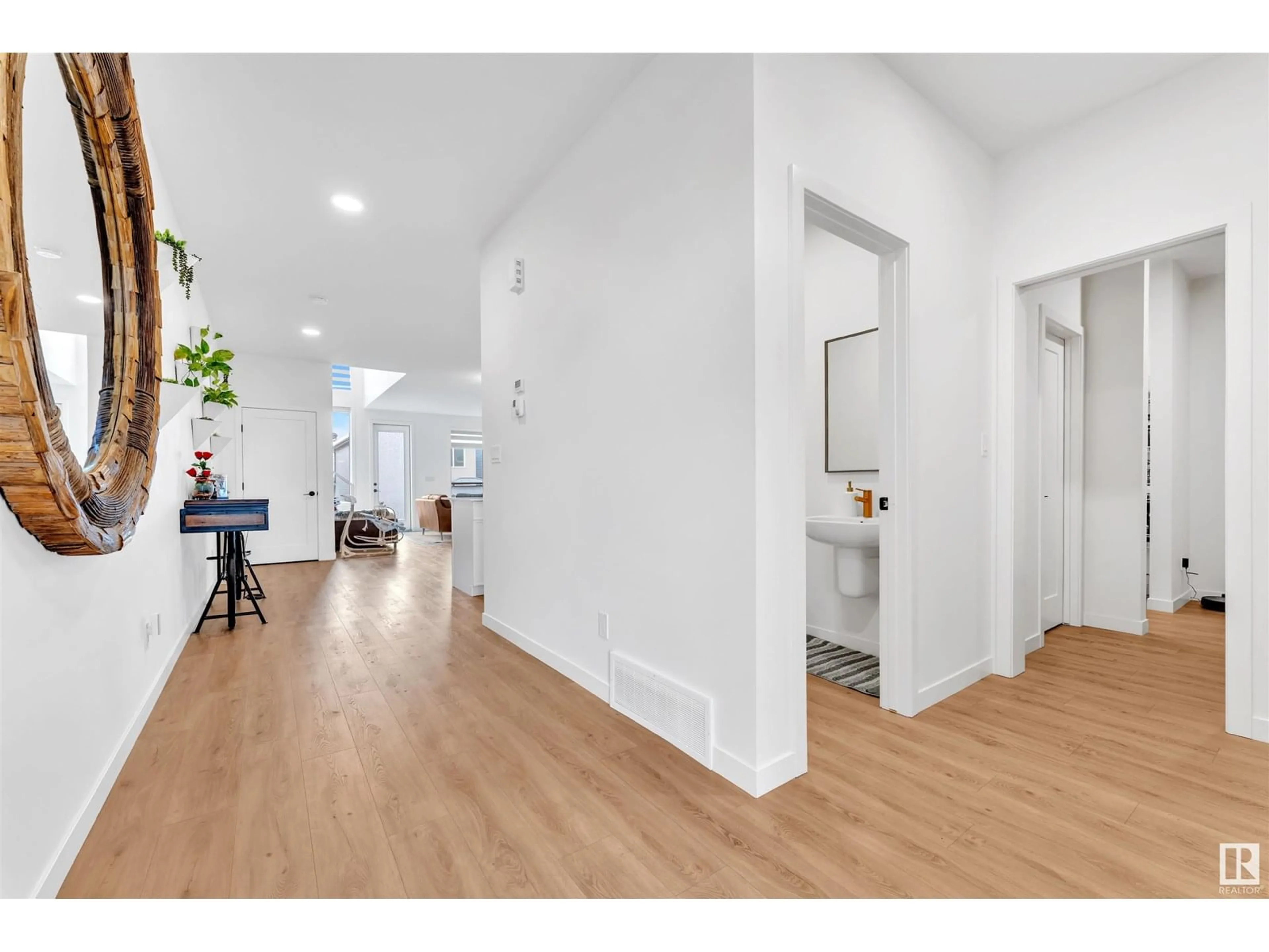Indoor foyer for SW - 9462 PEAR CR, Edmonton Alberta T6X1A2