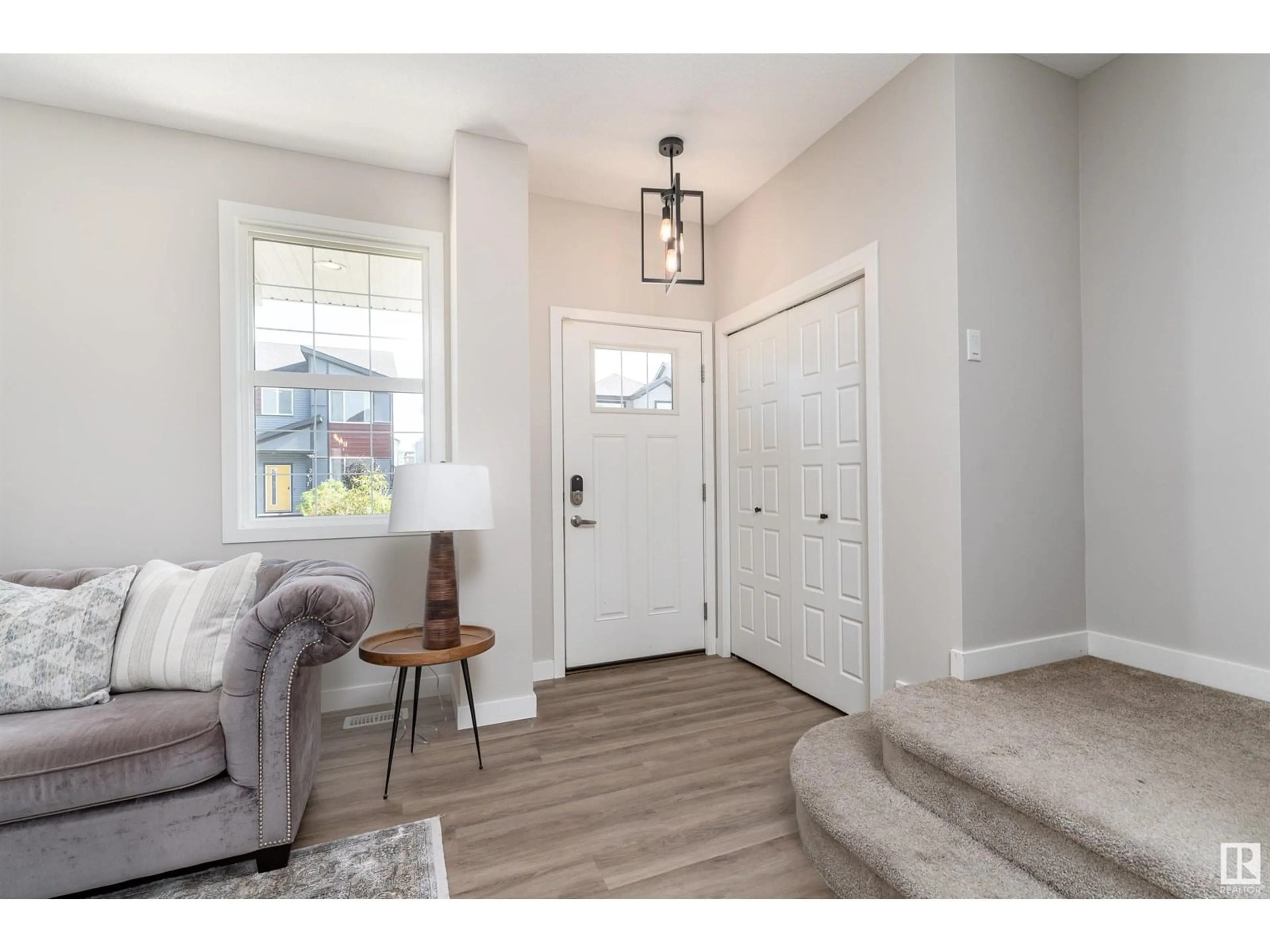 Indoor entryway for 3404 ERLANGER BN, Edmonton Alberta T6M1J6