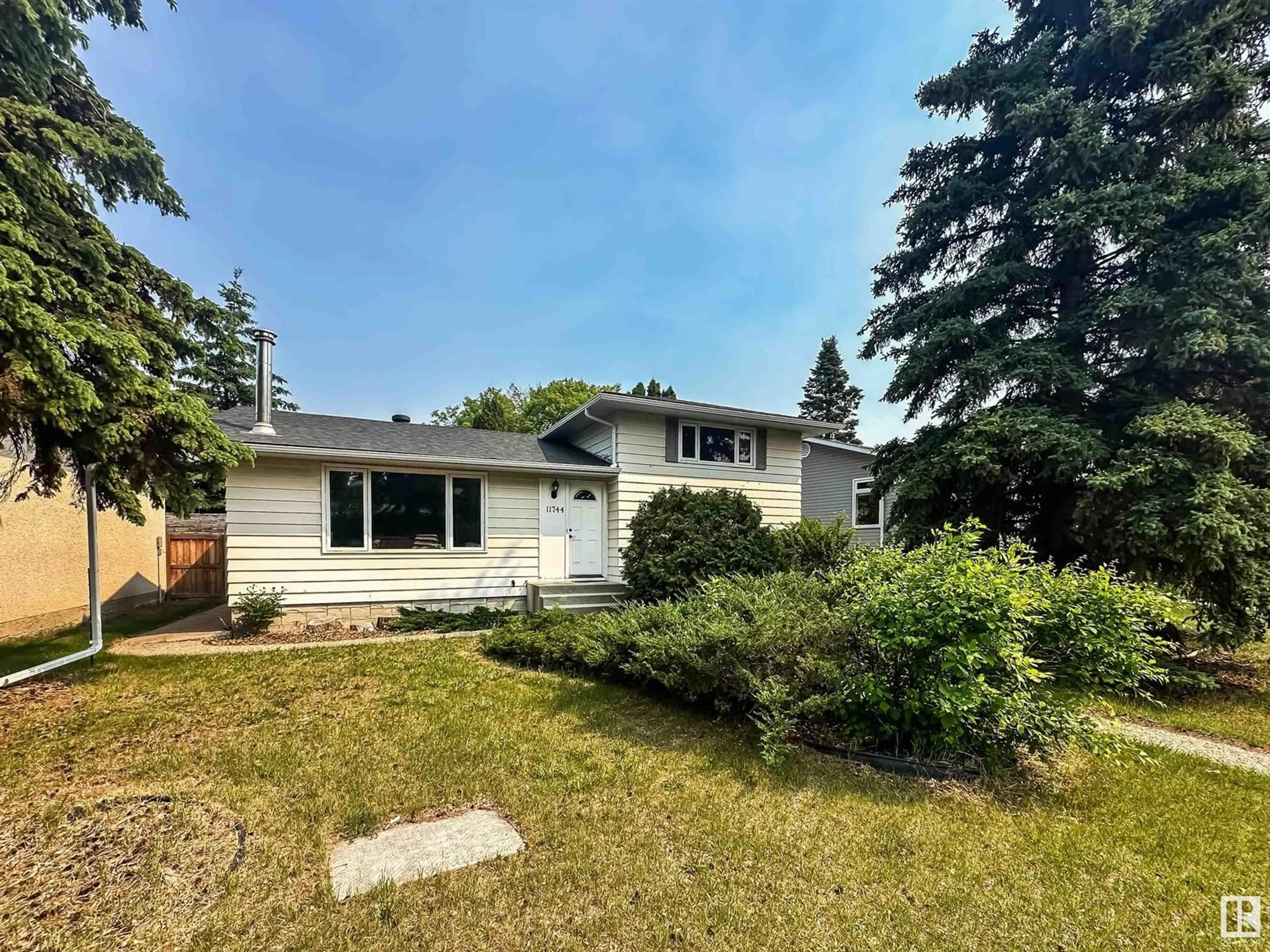 A pic from outside/outdoor area/front of a property/back of a property/a pic from drone, street for 11744 37 AV, Edmonton Alberta T6J0J2