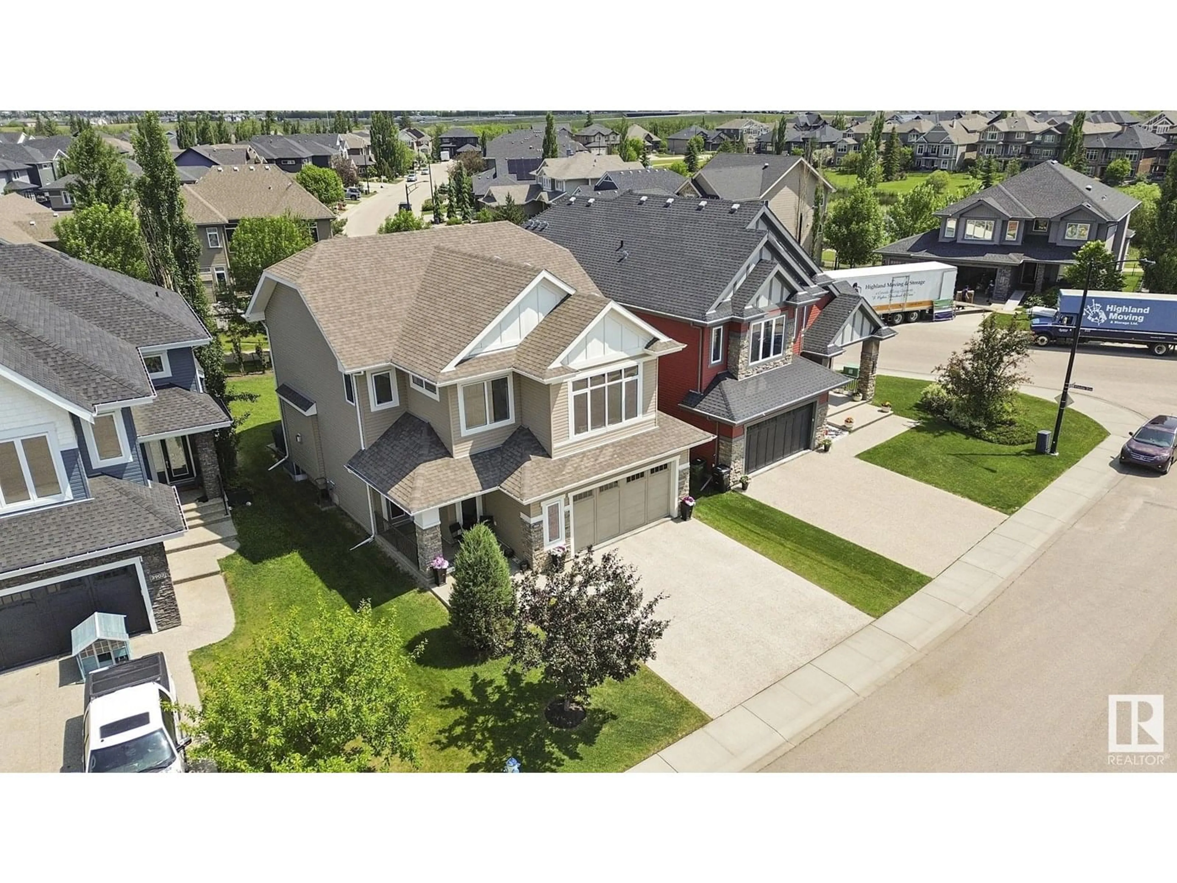 A pic from outside/outdoor area/front of a property/back of a property/a pic from drone, street for 3905 WHITELAW CL, Edmonton Alberta T6W0P6