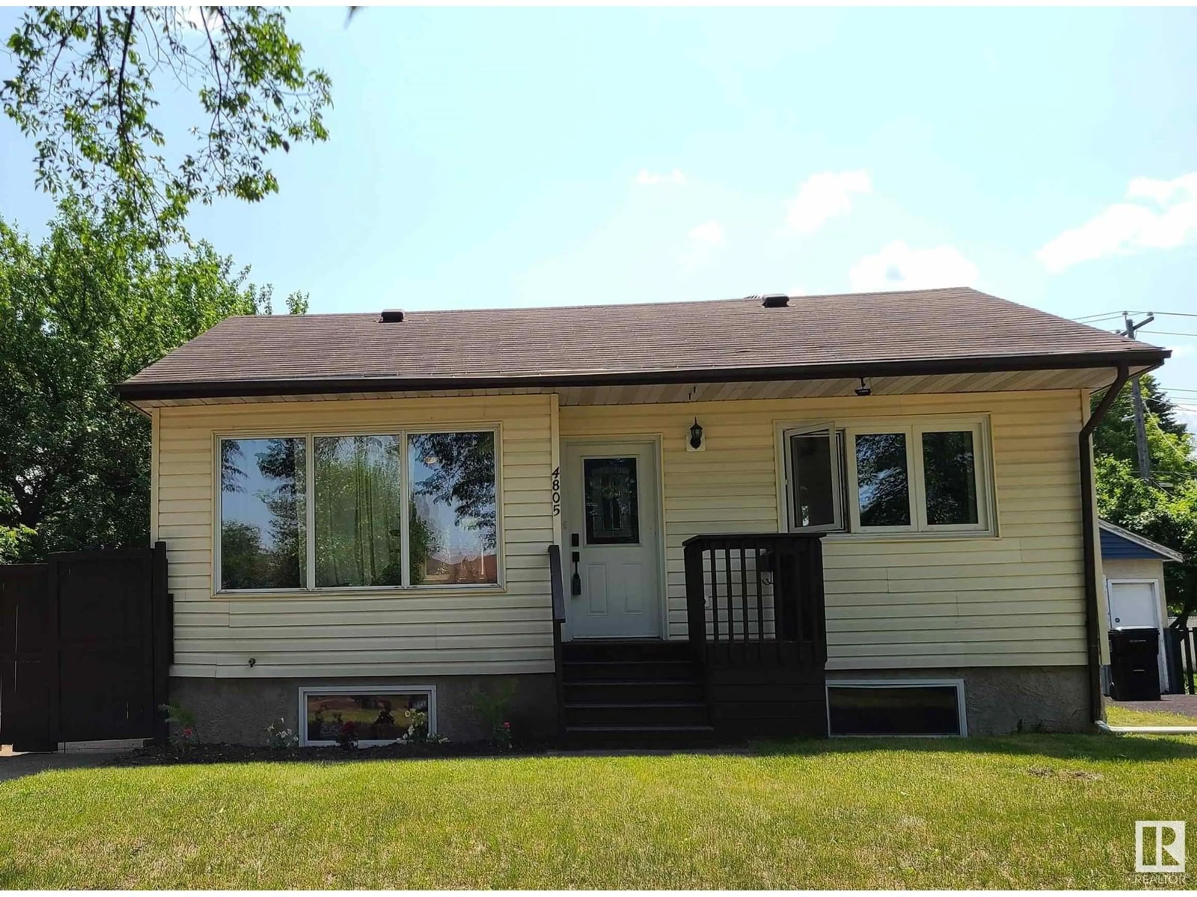 Home with vinyl exterior material, building for 4805 114 AV, Edmonton Alberta T5W0T7