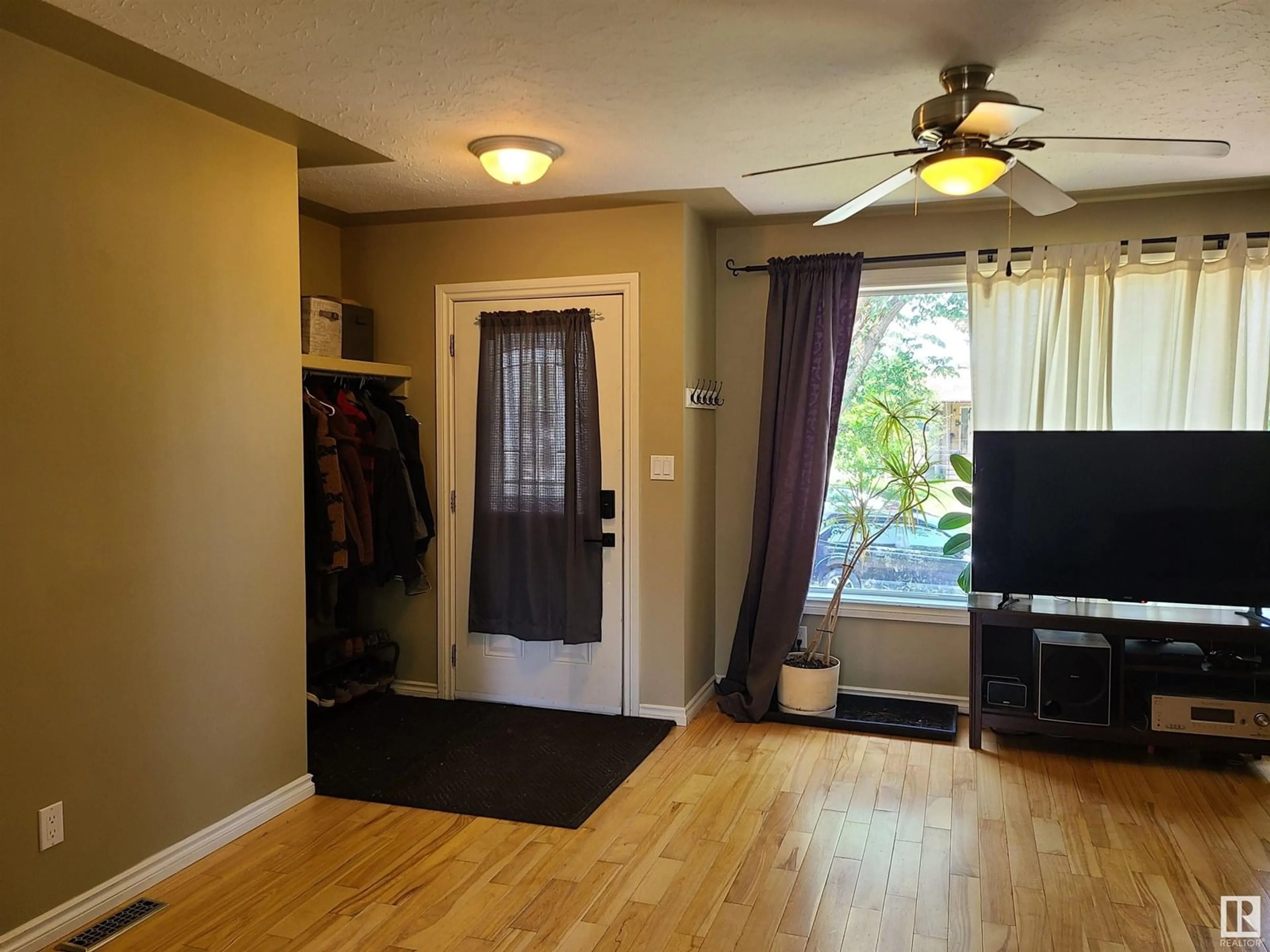 A pic of a room for 4805 114 AV, Edmonton Alberta T5W0T7