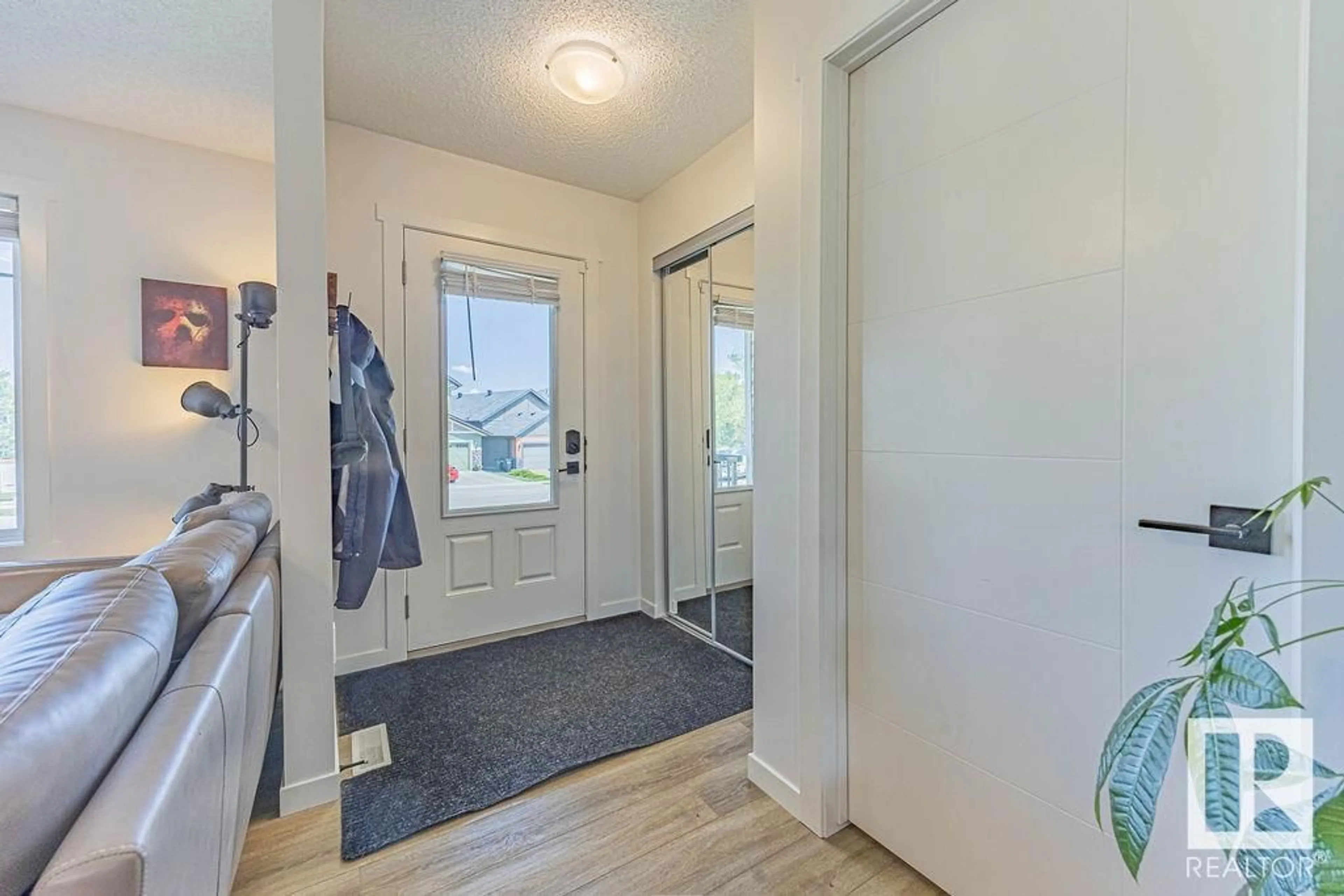Indoor entryway for 1177 CY BECKER RD, Edmonton Alberta T5Y3W1
