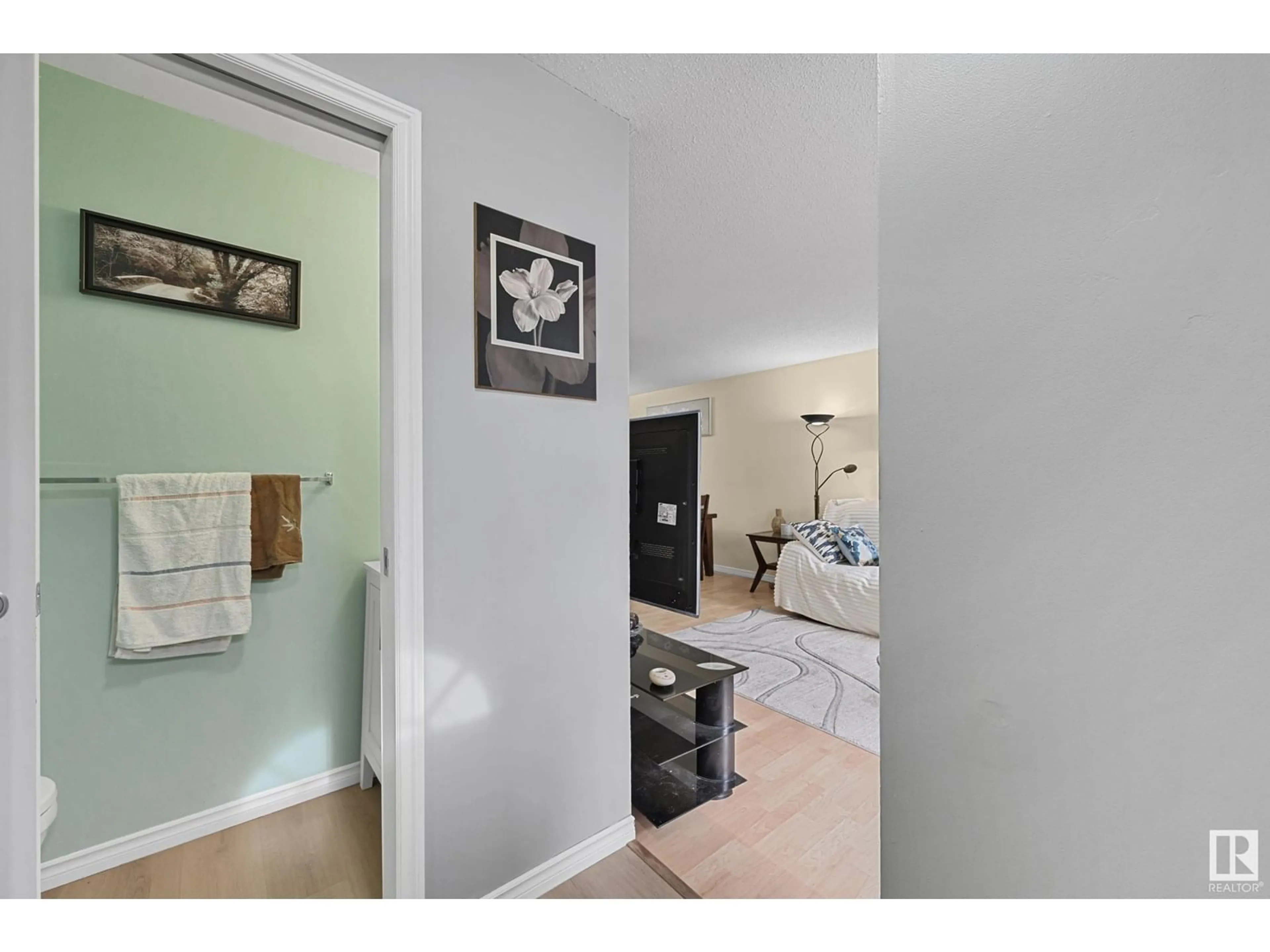 Indoor entryway for 18425 66 AV, Edmonton Alberta T5T2M1