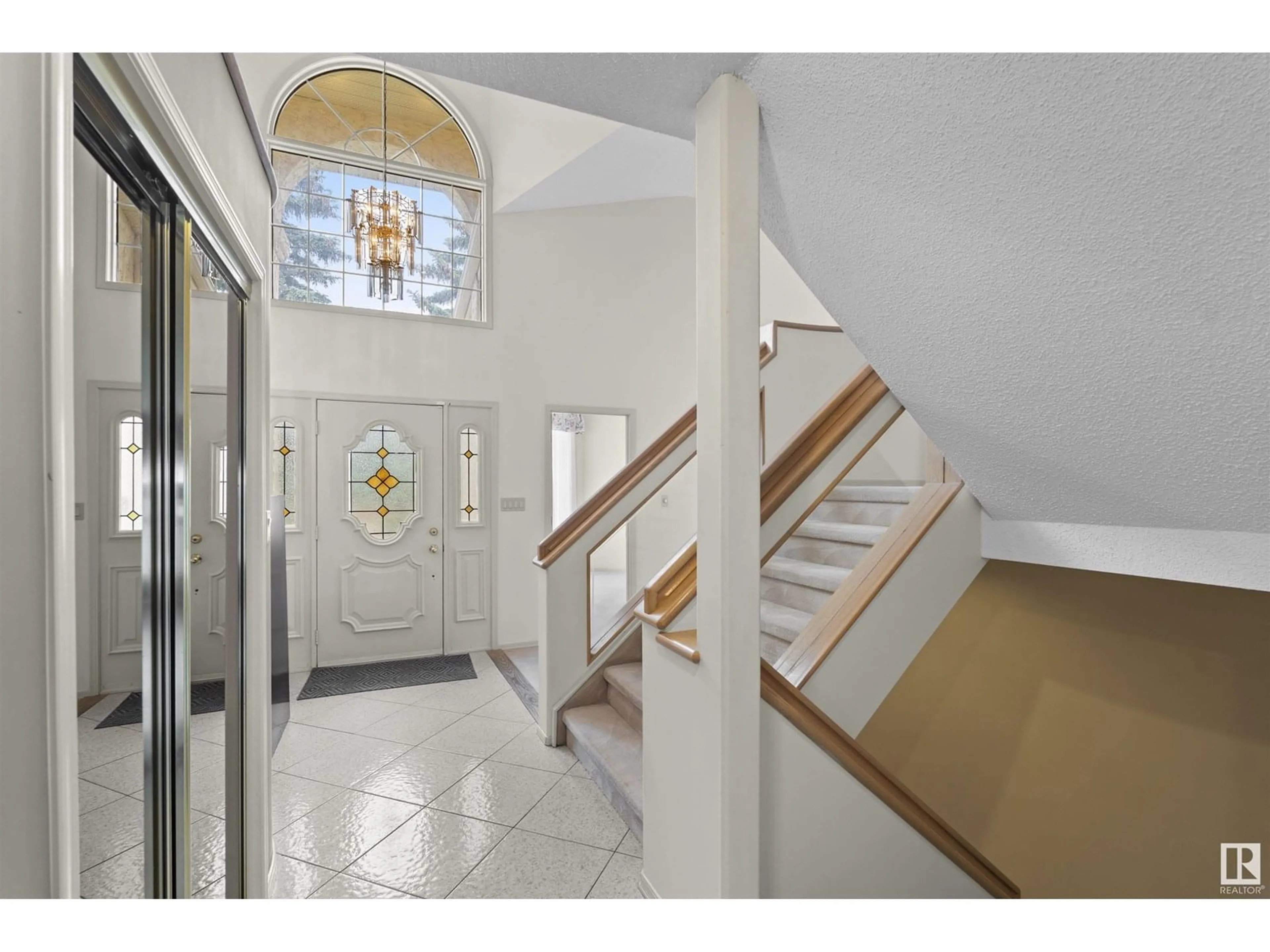 Indoor foyer for 1095 FALCONER RD, Edmonton Alberta T6R2C9