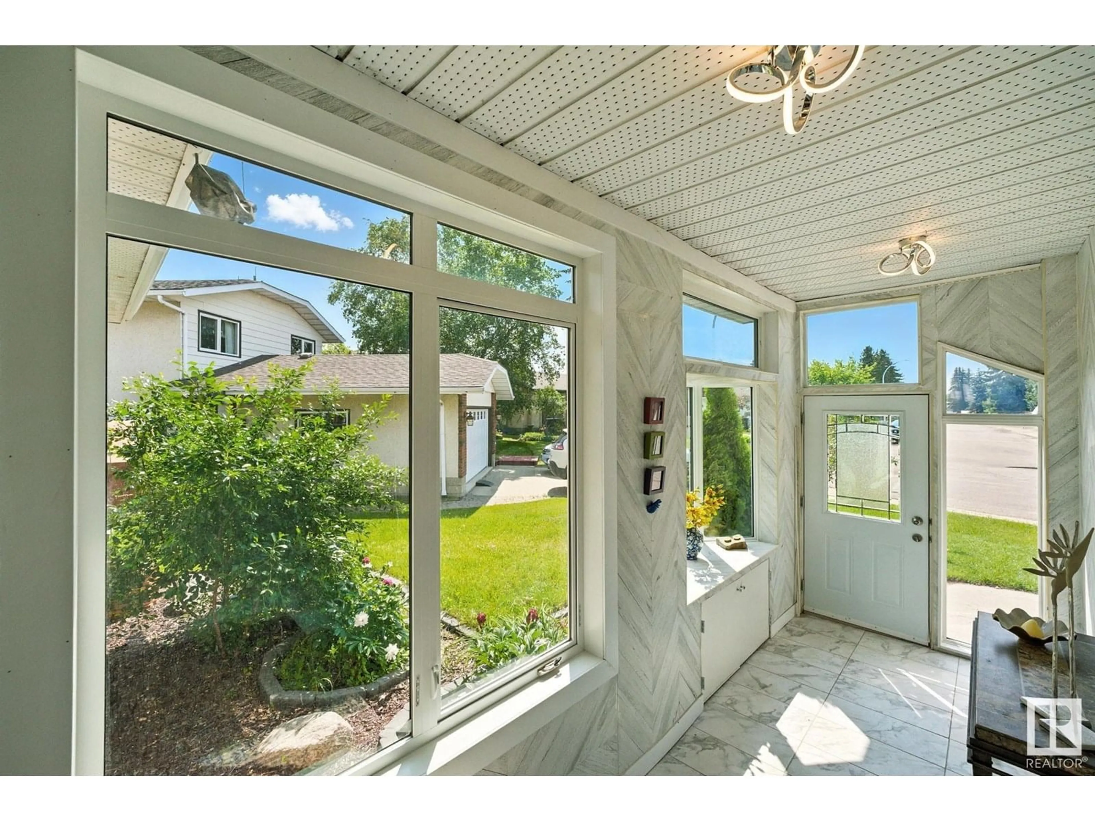 Indoor entryway for NW - 3003 105 ST, Edmonton Alberta T6J2Z7