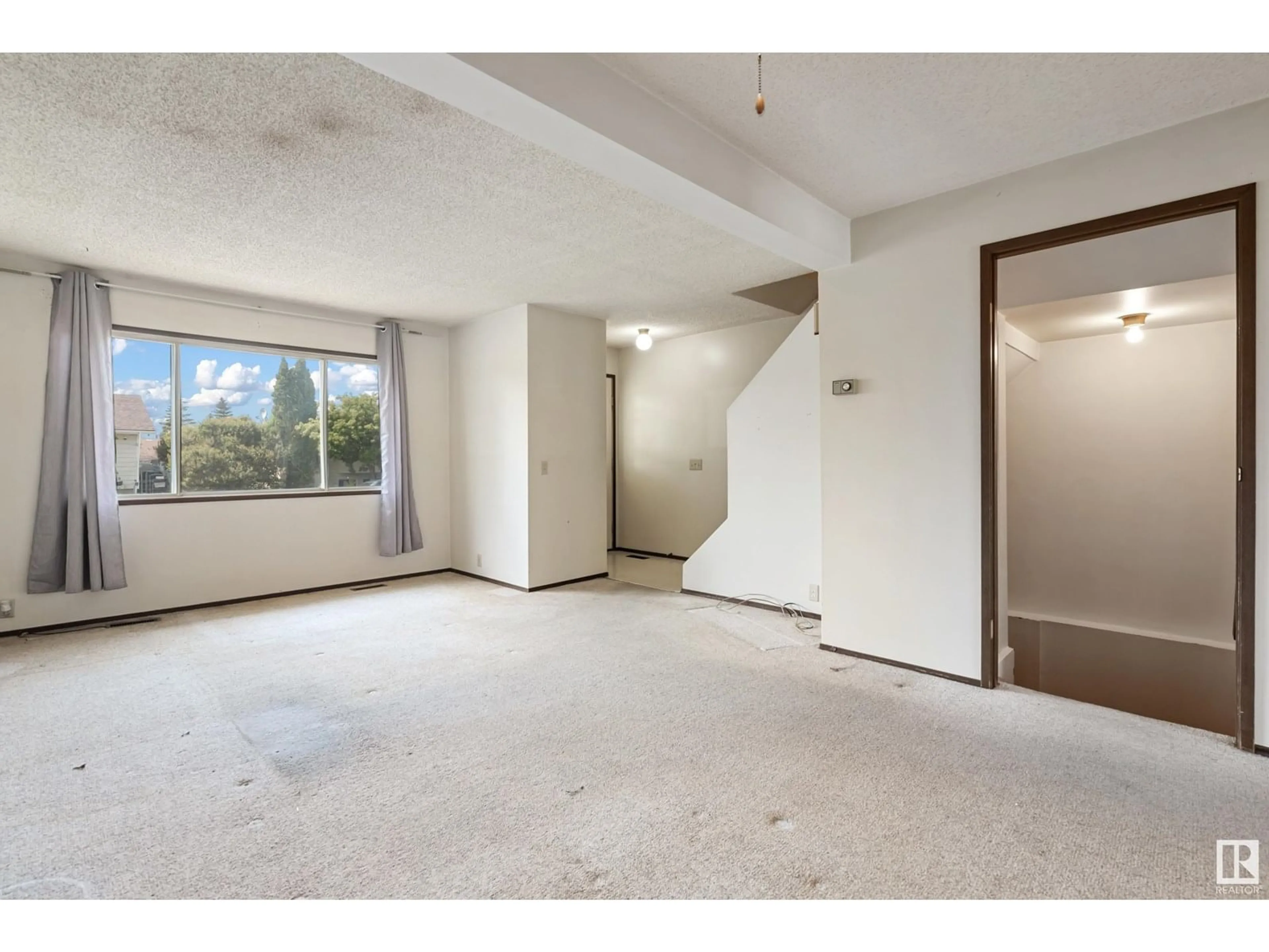 A pic of a room for 2113 53 ST, Edmonton Alberta T6L4T8