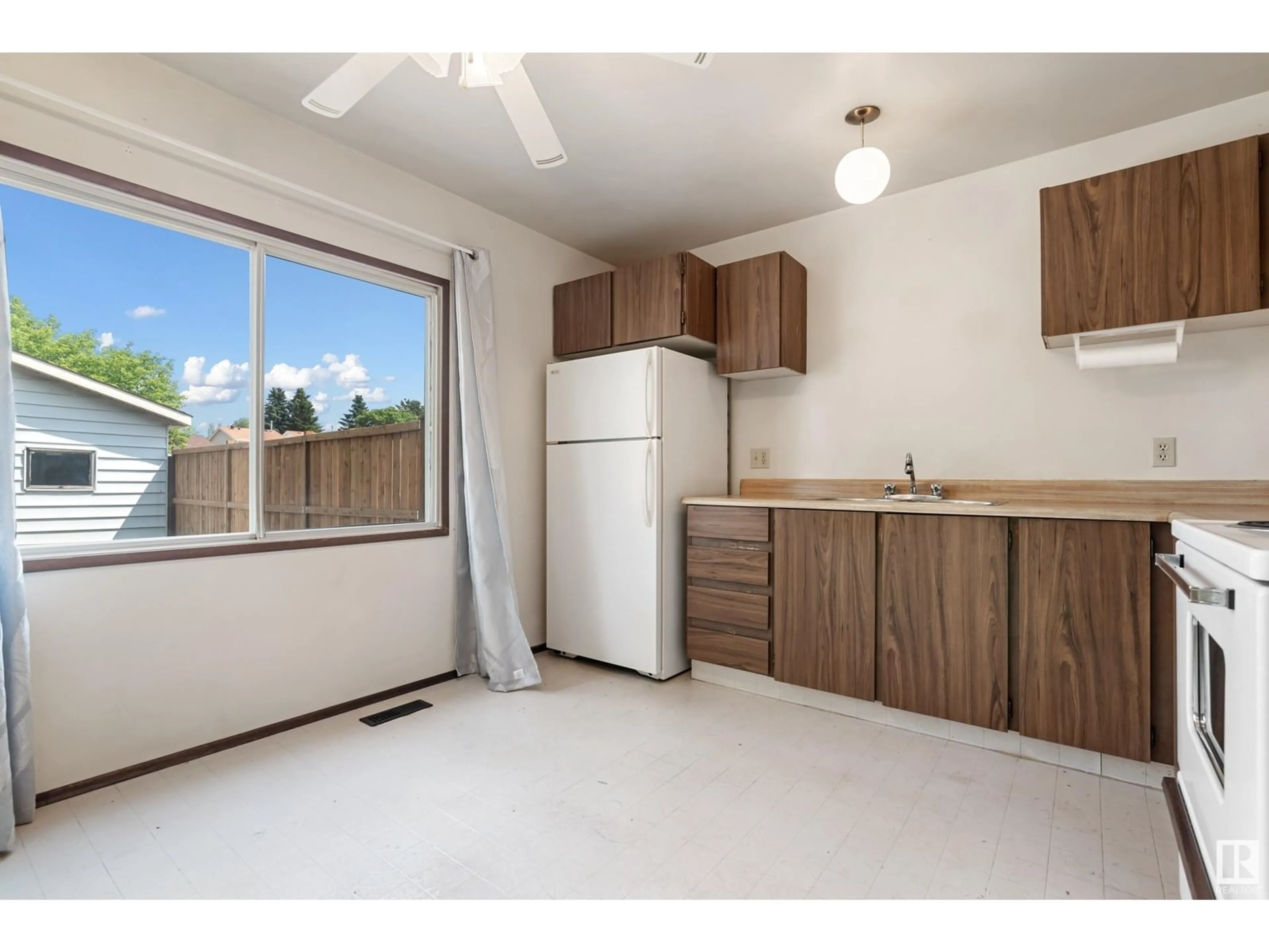 Standard kitchen, unknown for 2113 53 ST, Edmonton Alberta T6L4T8