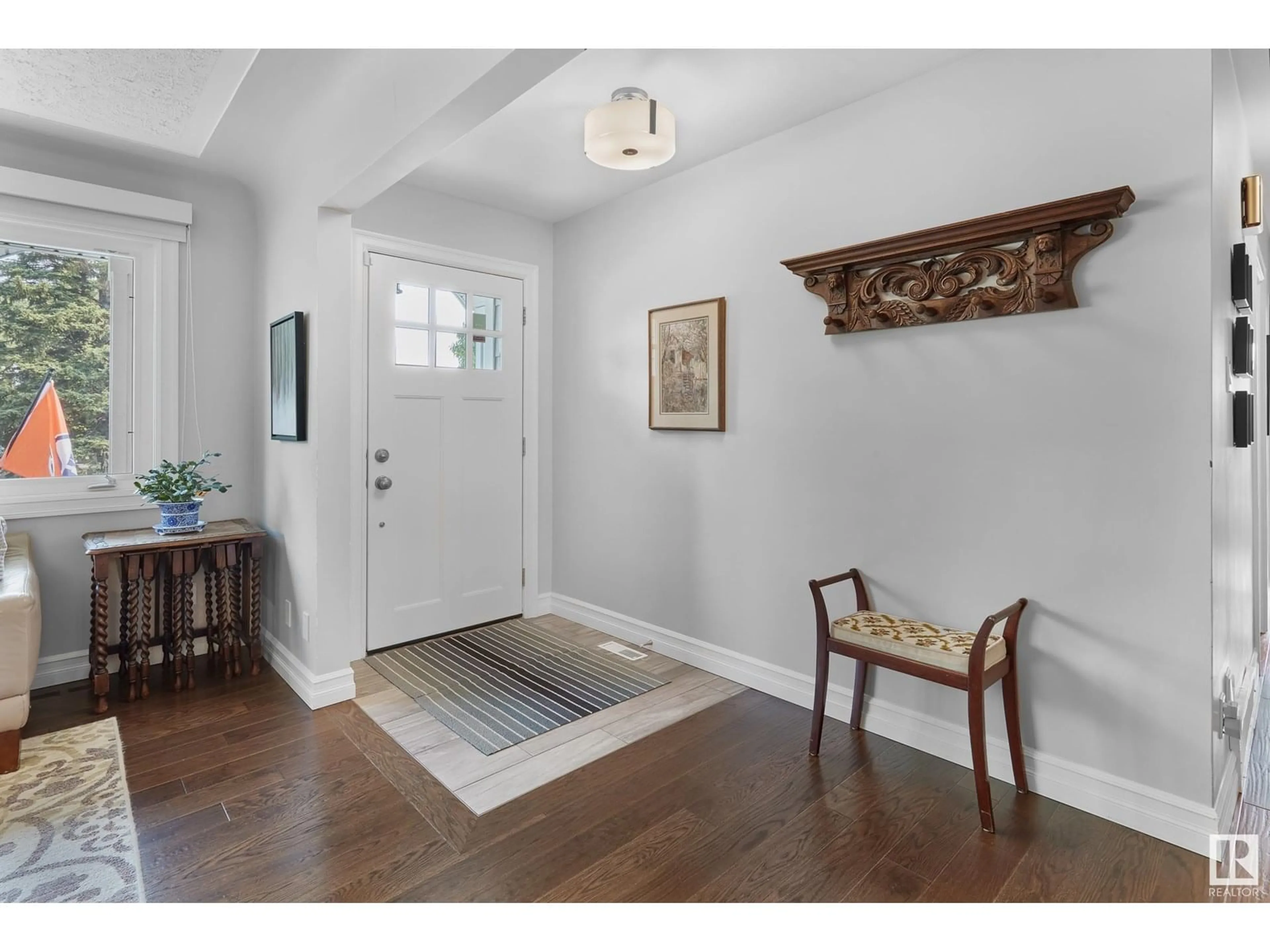 Indoor entryway for NW - 14411 91 AV, Edmonton Alberta T5R4Y5