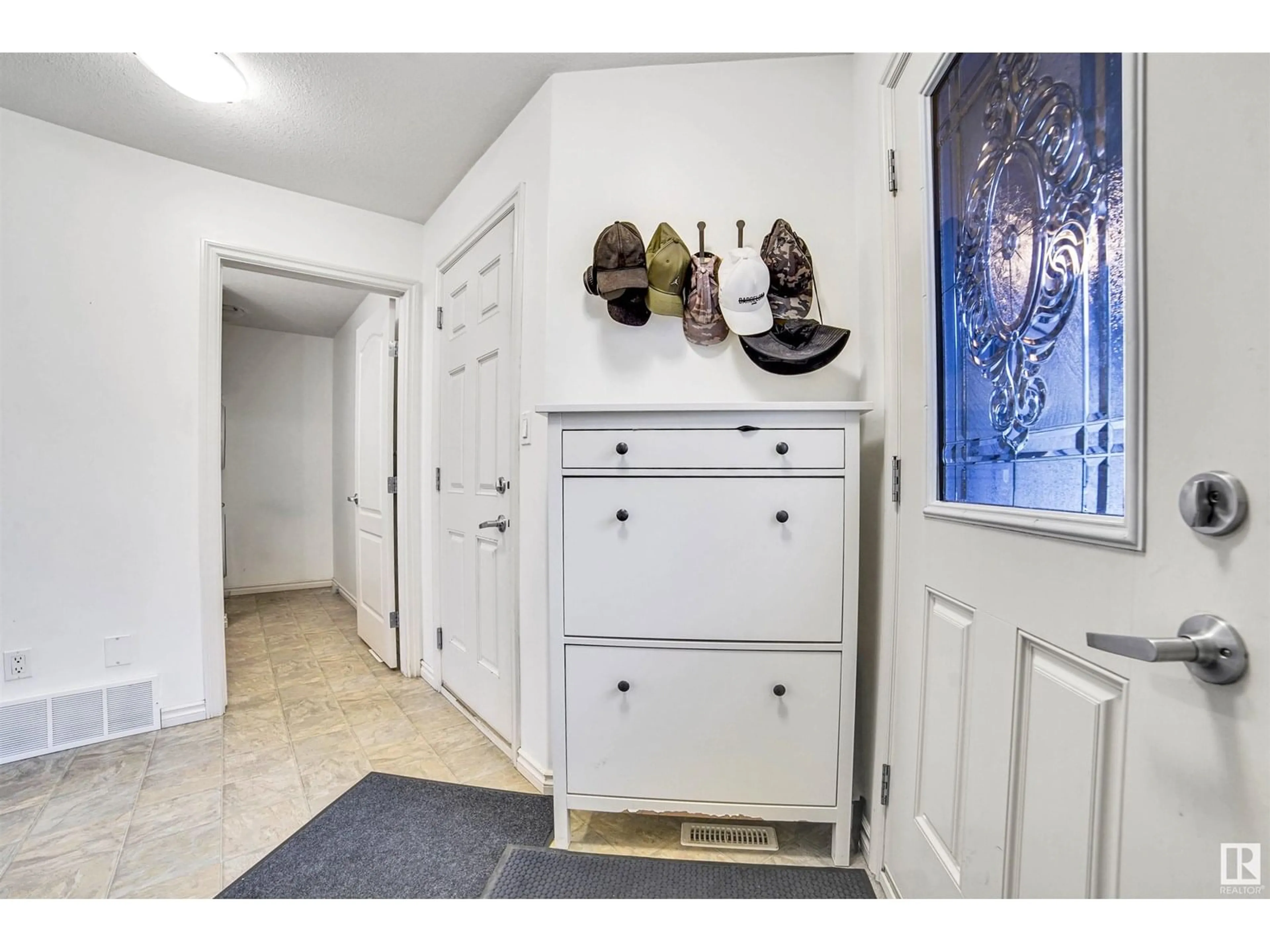 Indoor entryway for 3019 22 AV, Edmonton Alberta T6T0J9