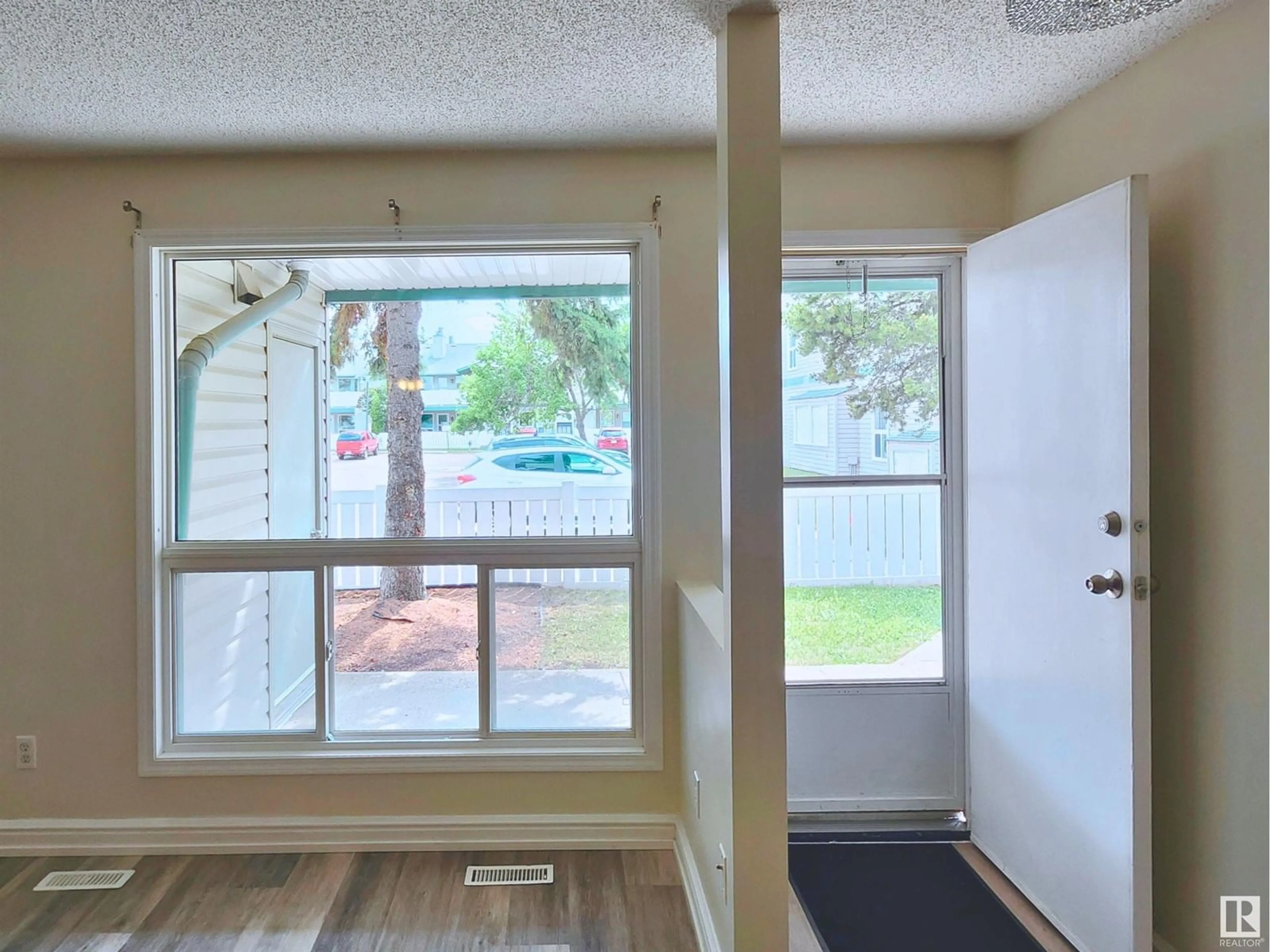 Indoor entryway for #97 - 2703 79 ST, Edmonton Alberta T6K3Z6