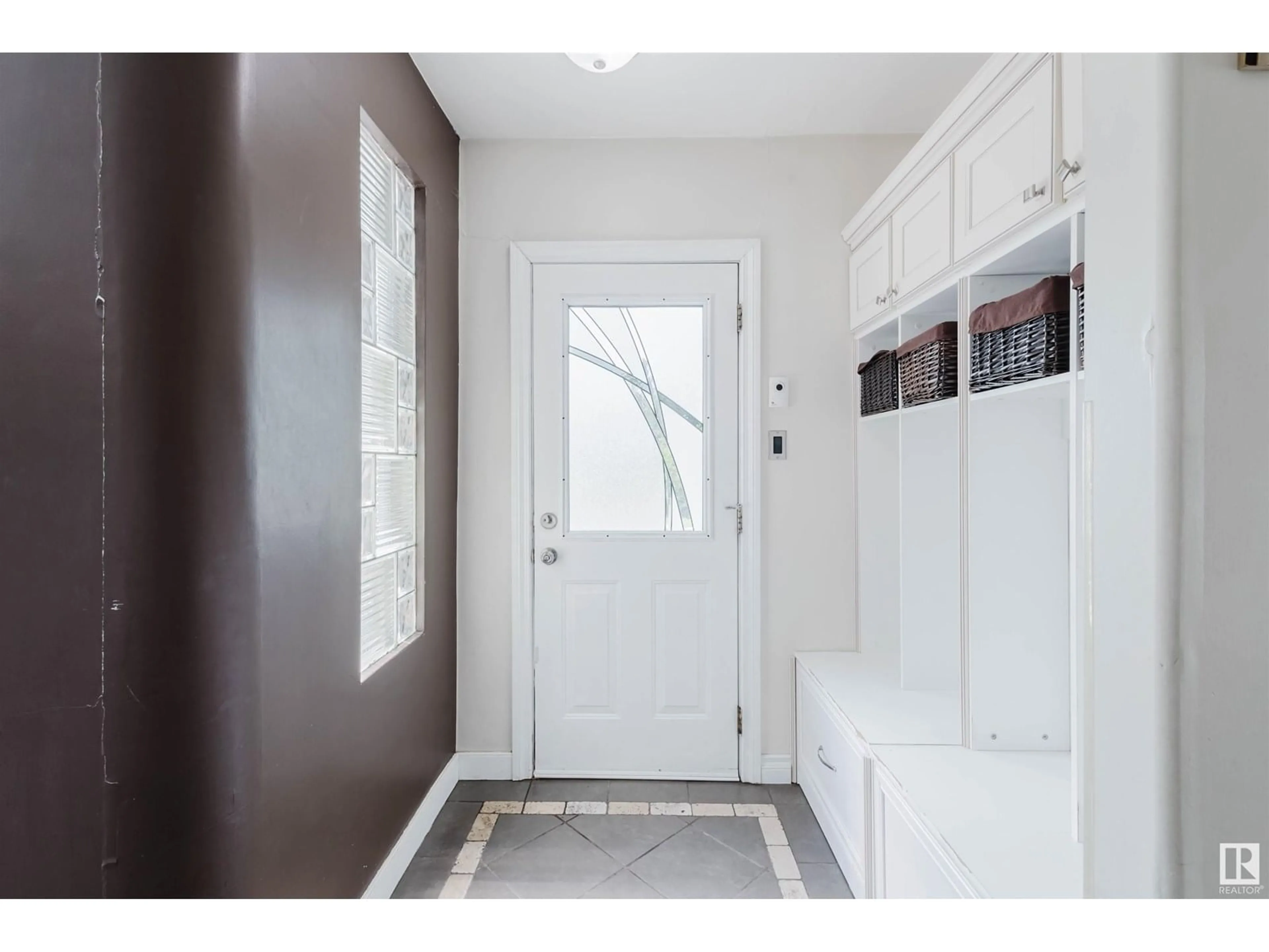 Indoor entryway for 11512 74 AV, Edmonton Alberta T6G0E9