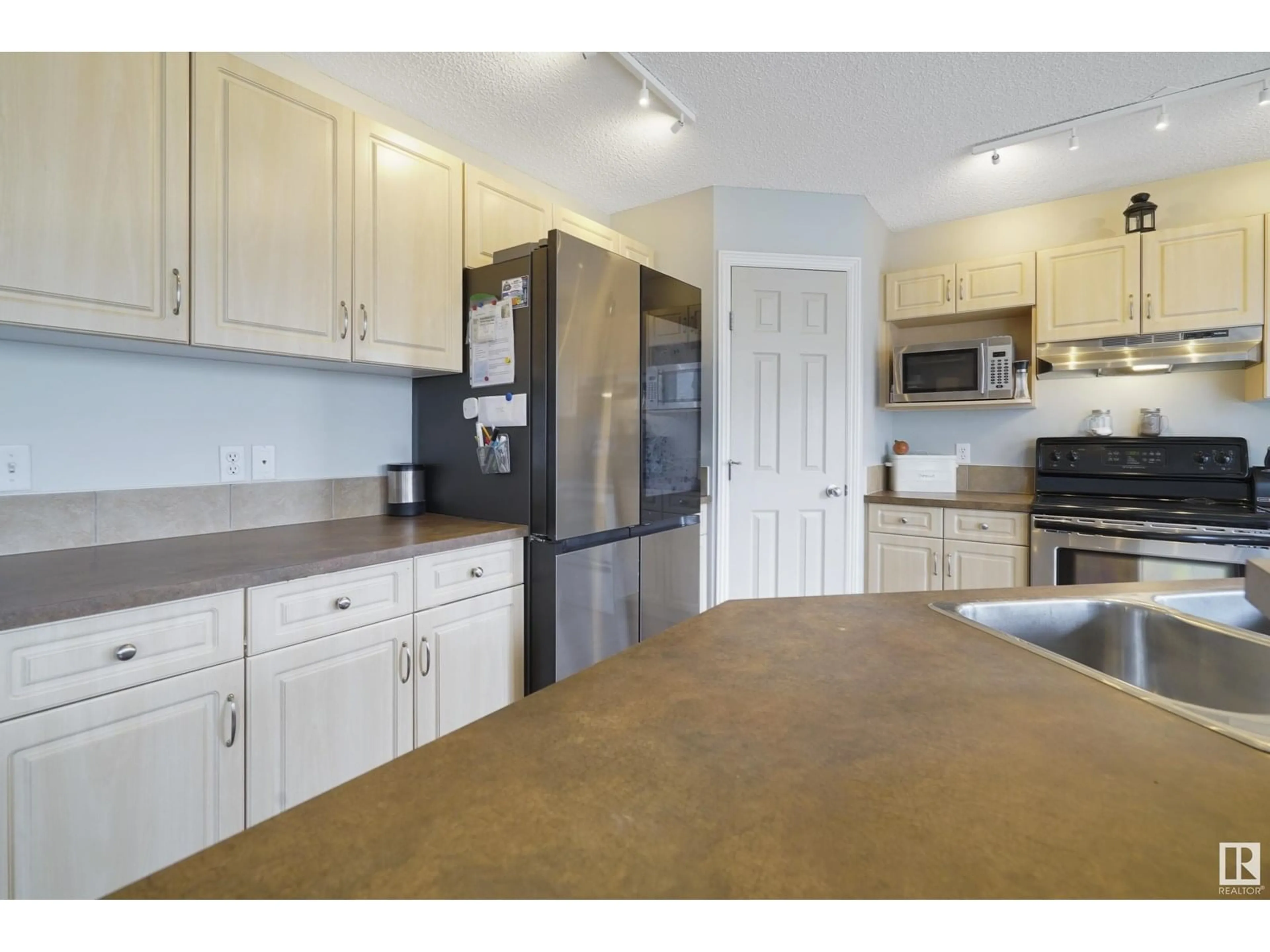 Standard kitchen, ceramic/tile floor for 8782 5 AV SW, Edmonton Alberta T6X1E2