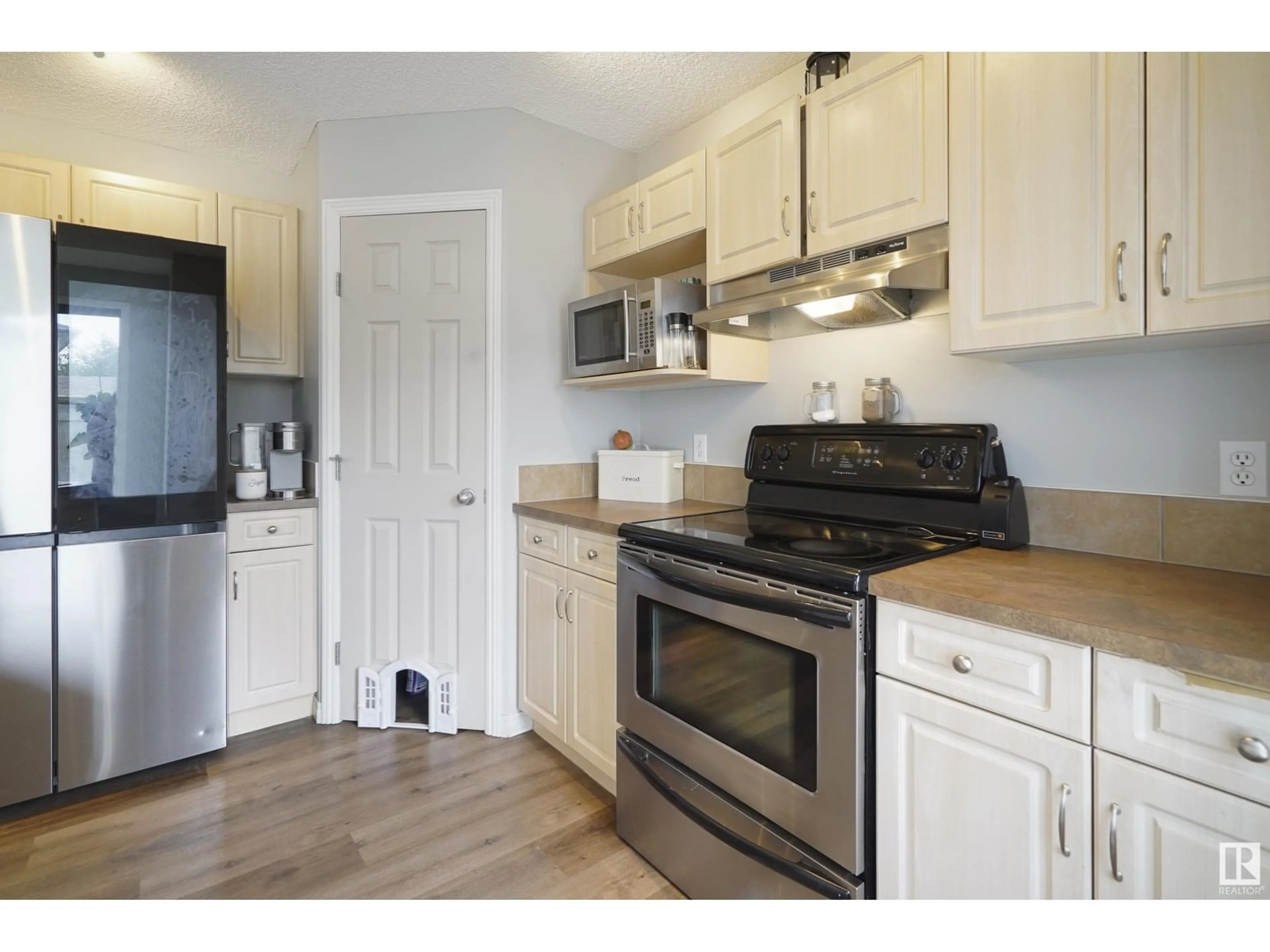 Standard kitchen, wood/laminate floor for 8782 5 AV SW, Edmonton Alberta T6X1E2