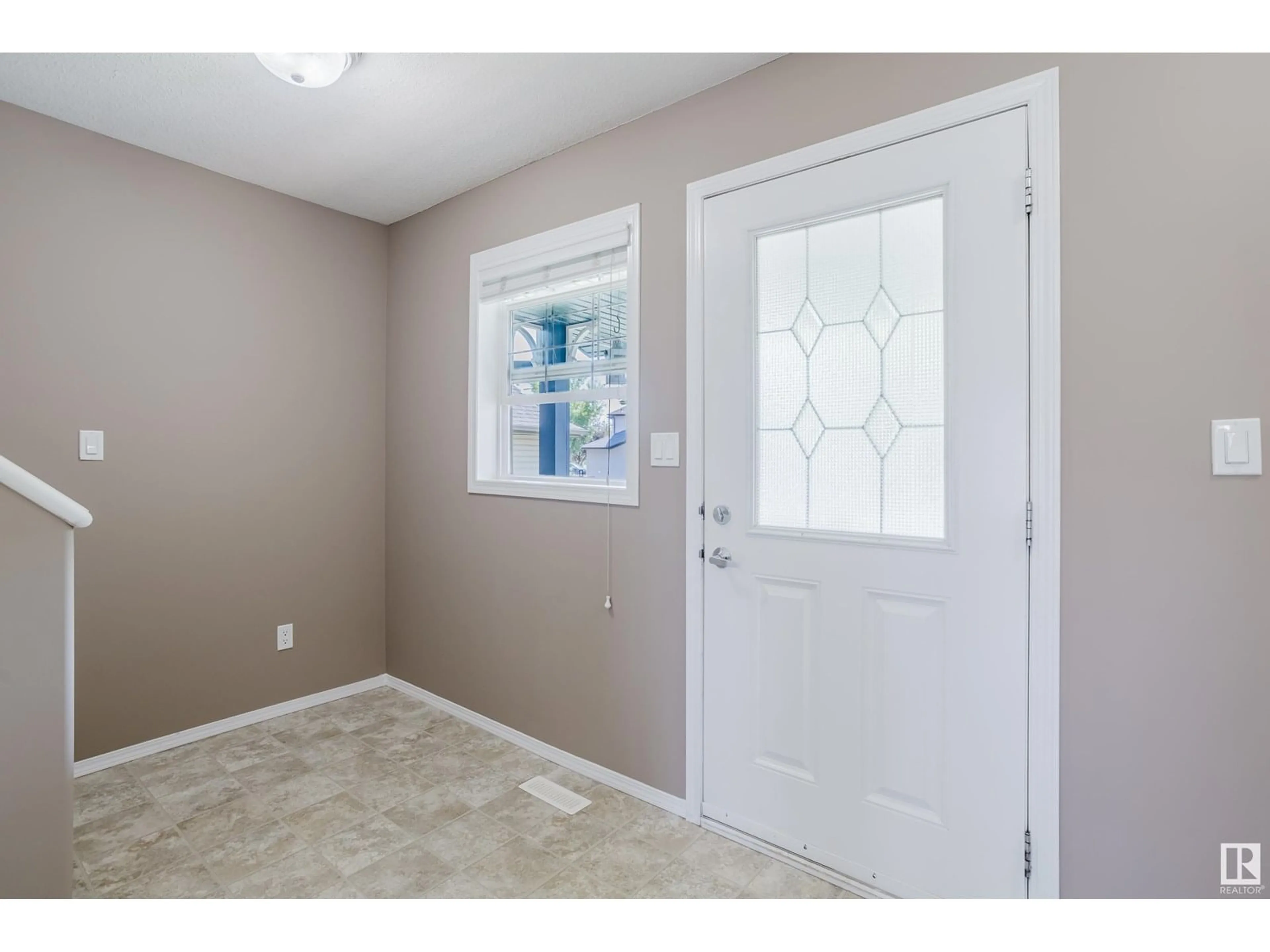Indoor entryway for 99 GALLOWAY WD, Fort Saskatchewan Alberta T8L0A7