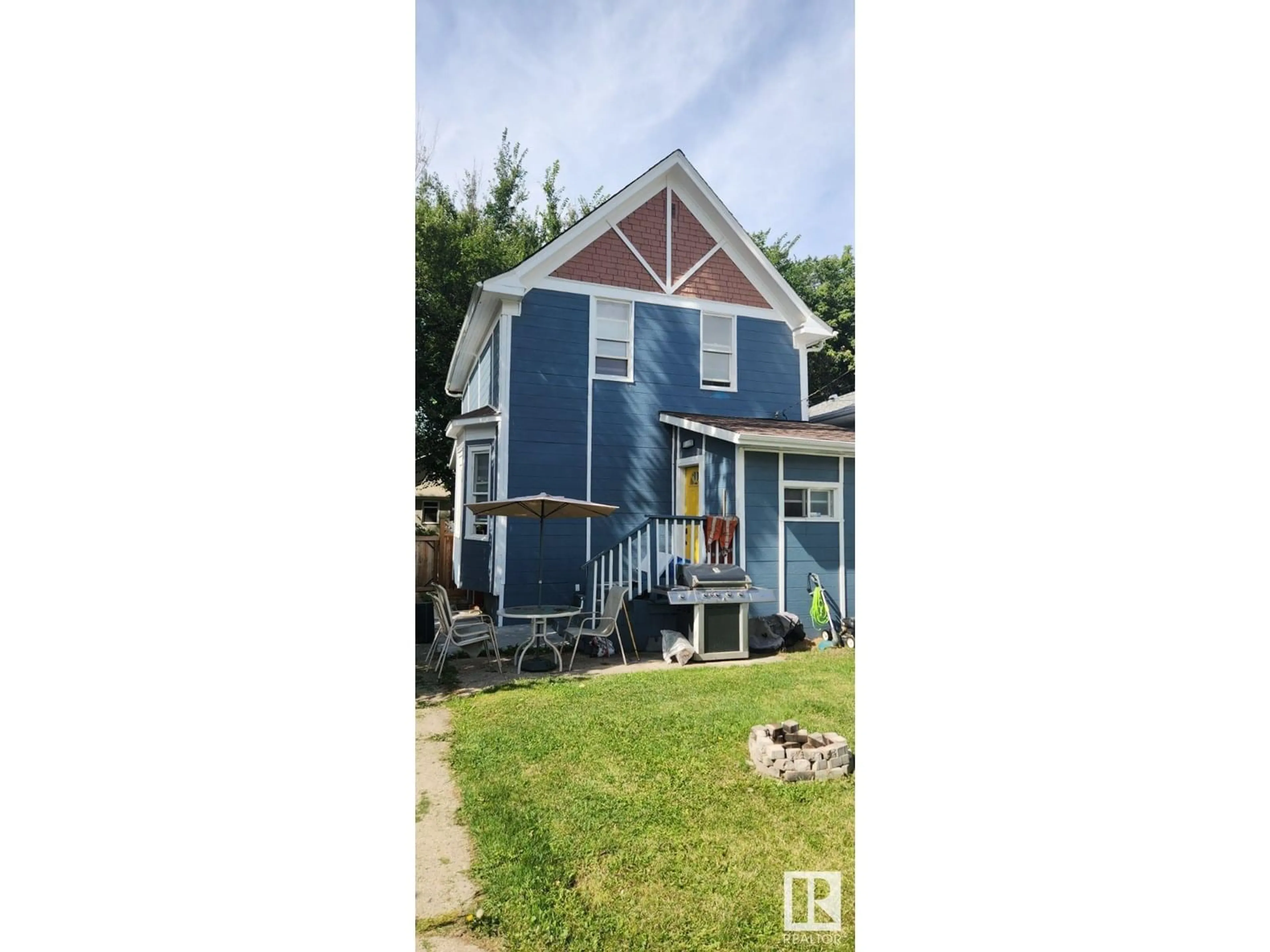 Home with vinyl exterior material, building for 11531 87 ST, Edmonton Alberta T5B3M4