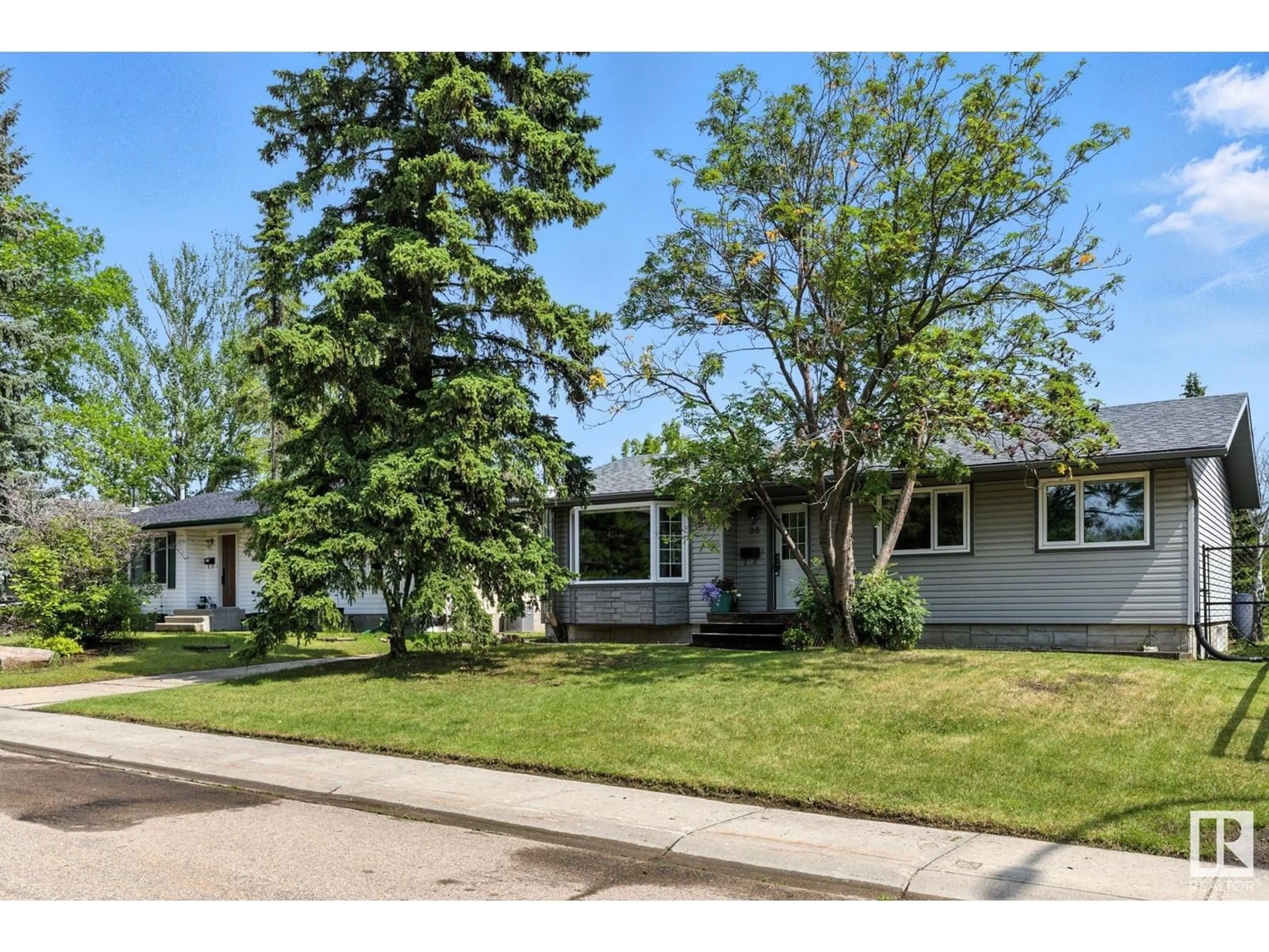 Home with vinyl exterior material, street for 35 GARNET CR, Sherwood Park Alberta T8A2R7