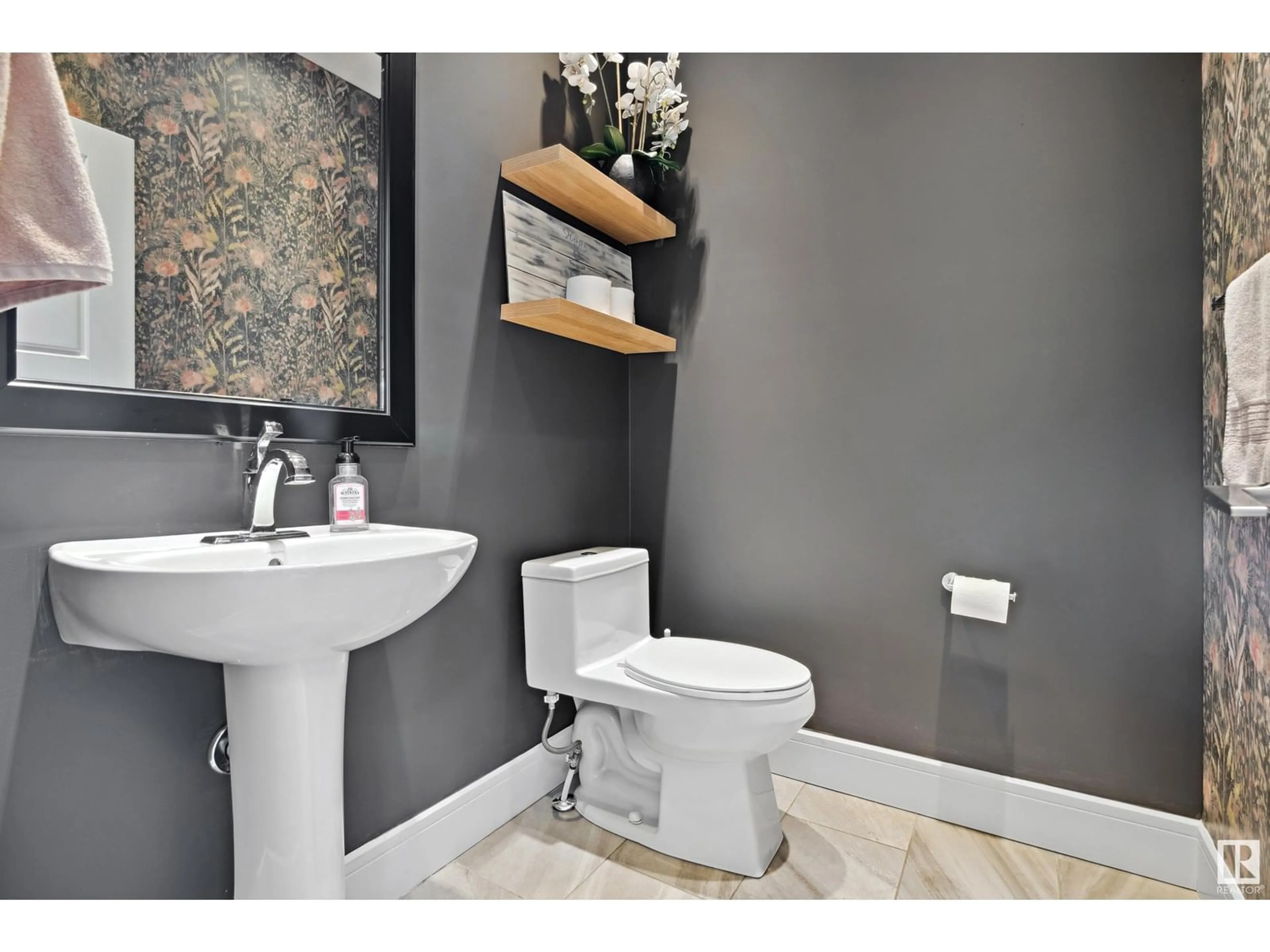 Contemporary bathroom, ceramic/tile floor for 166 WOODHILL LN, Fort Saskatchewan Alberta T8L0L5